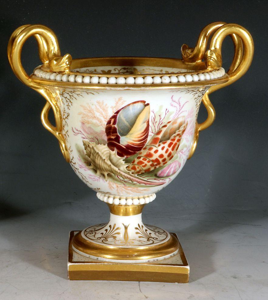 Flight, Barr & Barr Worcester Porcelain Sea Shell Garniture of Urns, 1813-17 In Good Condition In Downingtown, PA