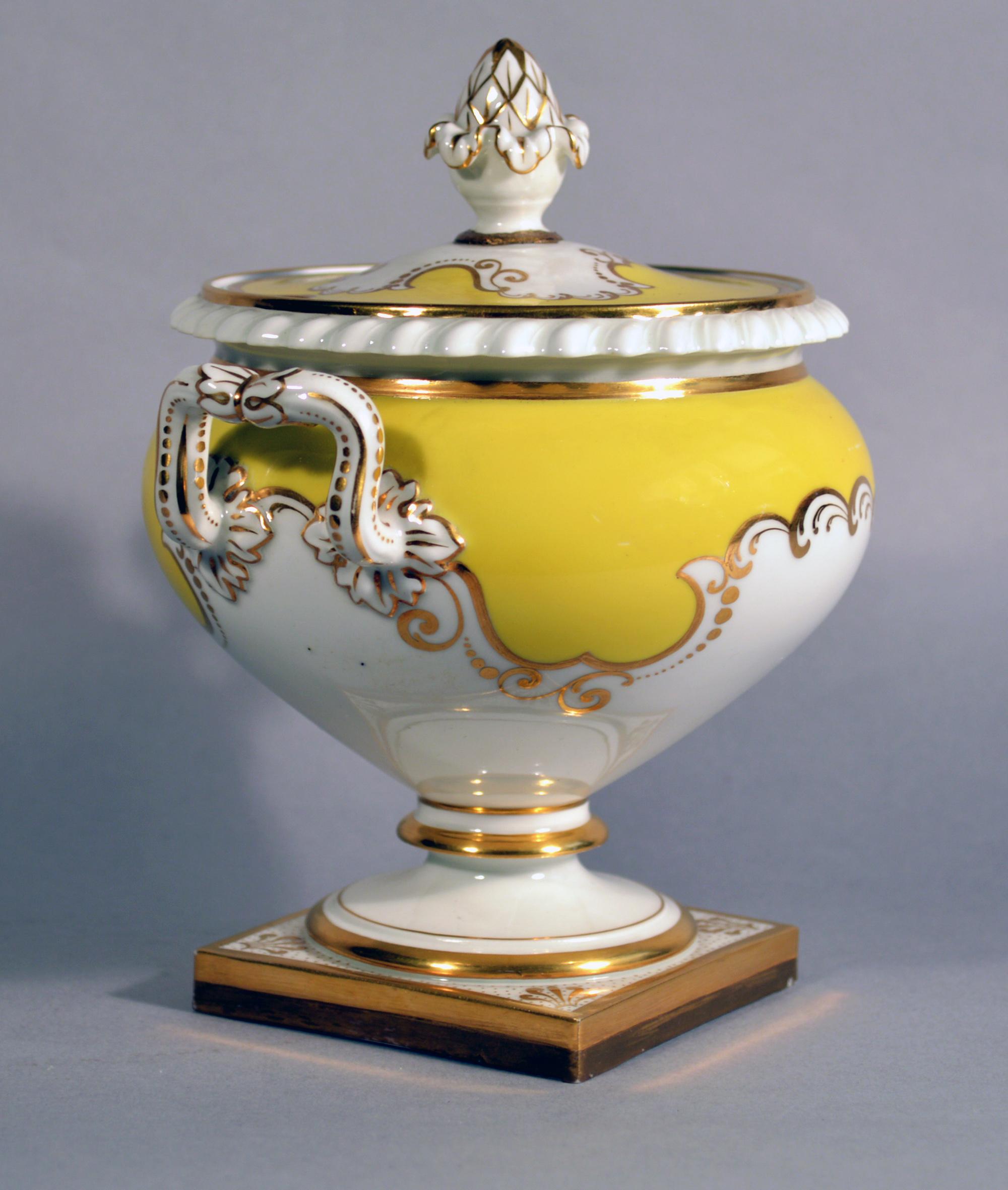 Flight, Barr & Barr Worcester Yellow-Ground Sauce Tureen and Cover In Good Condition For Sale In Downingtown, PA