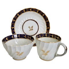 Trio de tasses à thé Flight & Barr Worcester, motif de chardon doré bleu cobalt, vers 1792