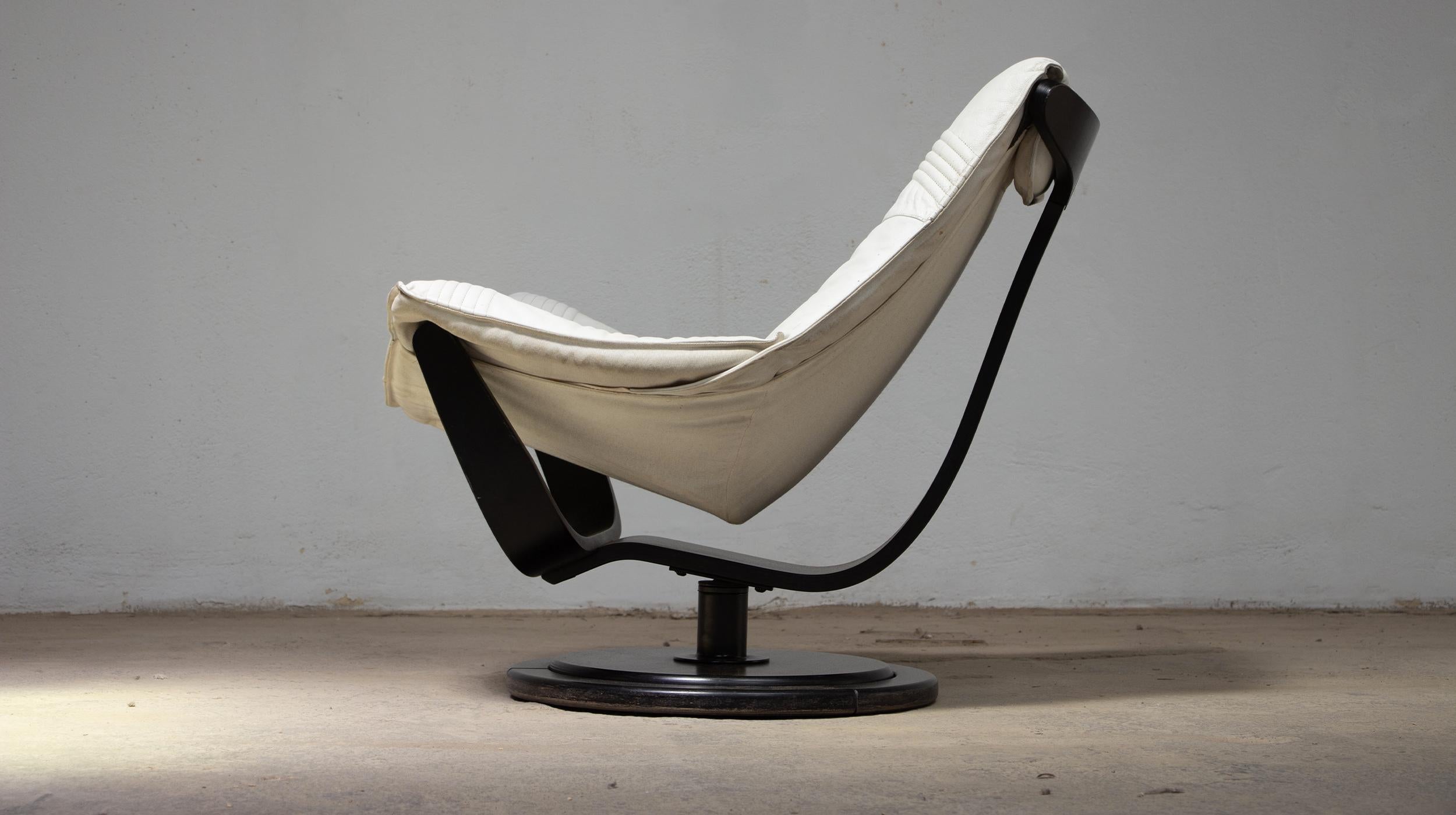 Chaise longue Flight High pour Nelo Suède

Chaise longue en bois courbé et cuir blanc par les designers Takashi Okamura et Erik Marquardsen, édition Nelo Suède. Design/One fort des années 80.

La plaque signalétique de l'éditeur est apposée sur le