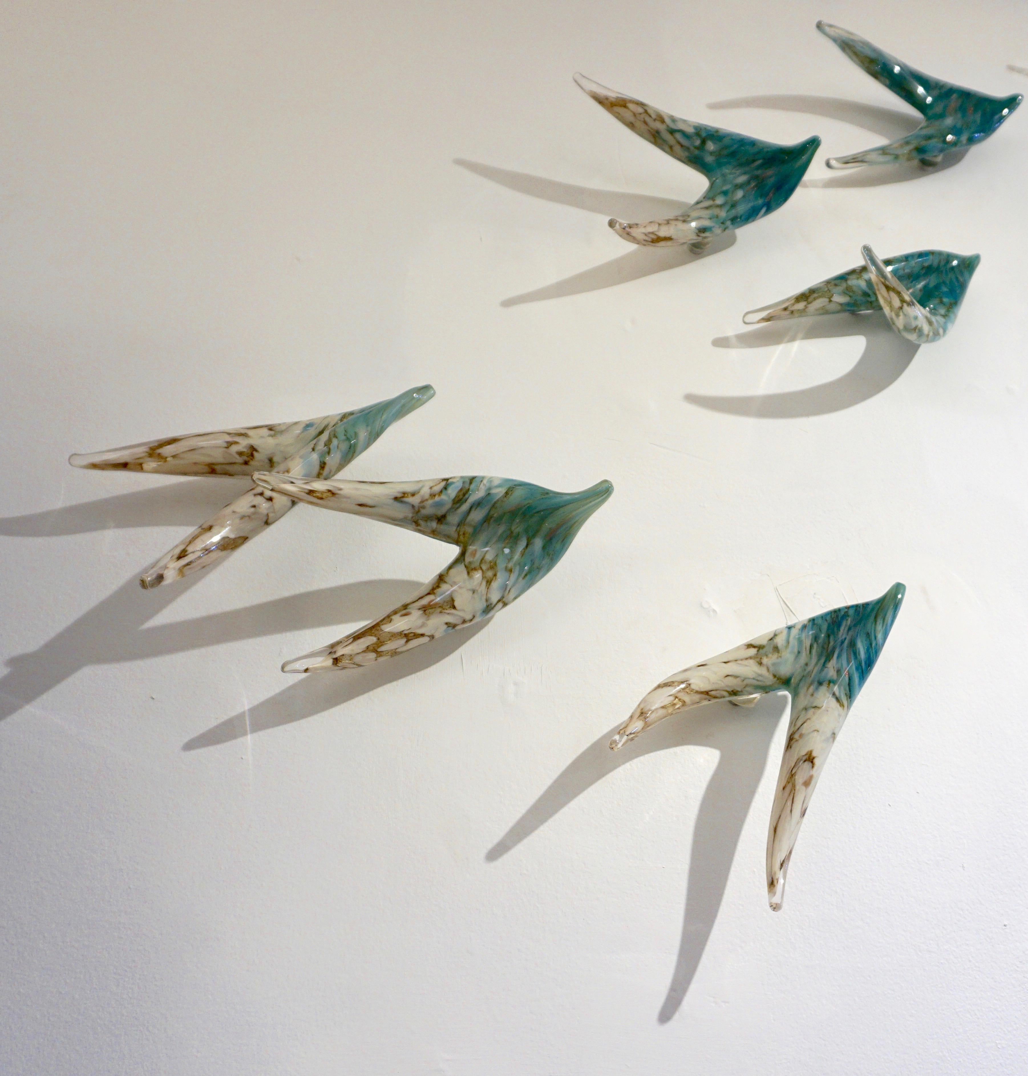 Sculpture murale d'art moderne en verre soufflé contemporain représentant un vol d'oiseaux aigues-marines en vente 6