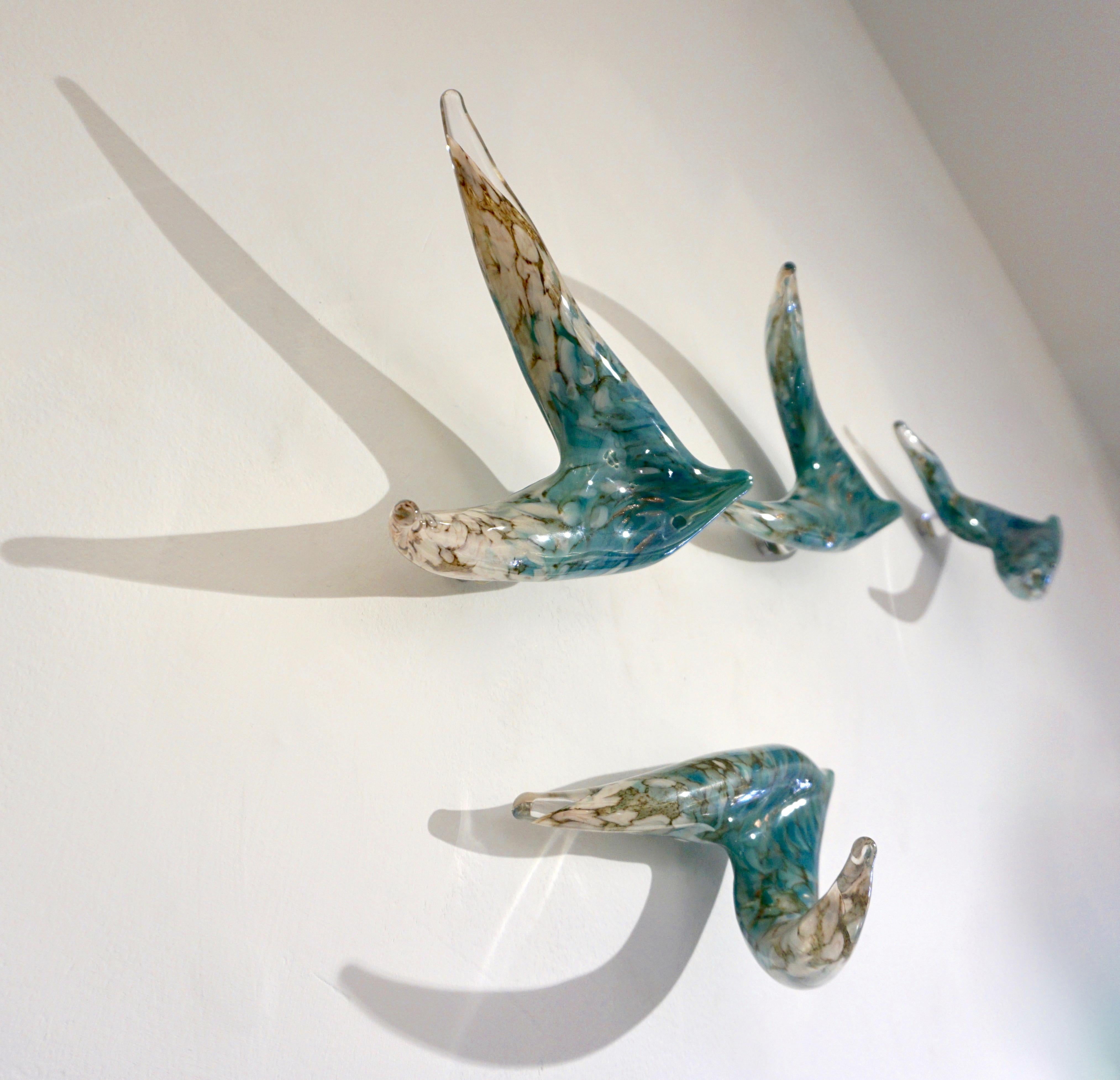 Sculpture murale d'art moderne en verre soufflé contemporain représentant un vol d'oiseaux aigues-marines en vente 7