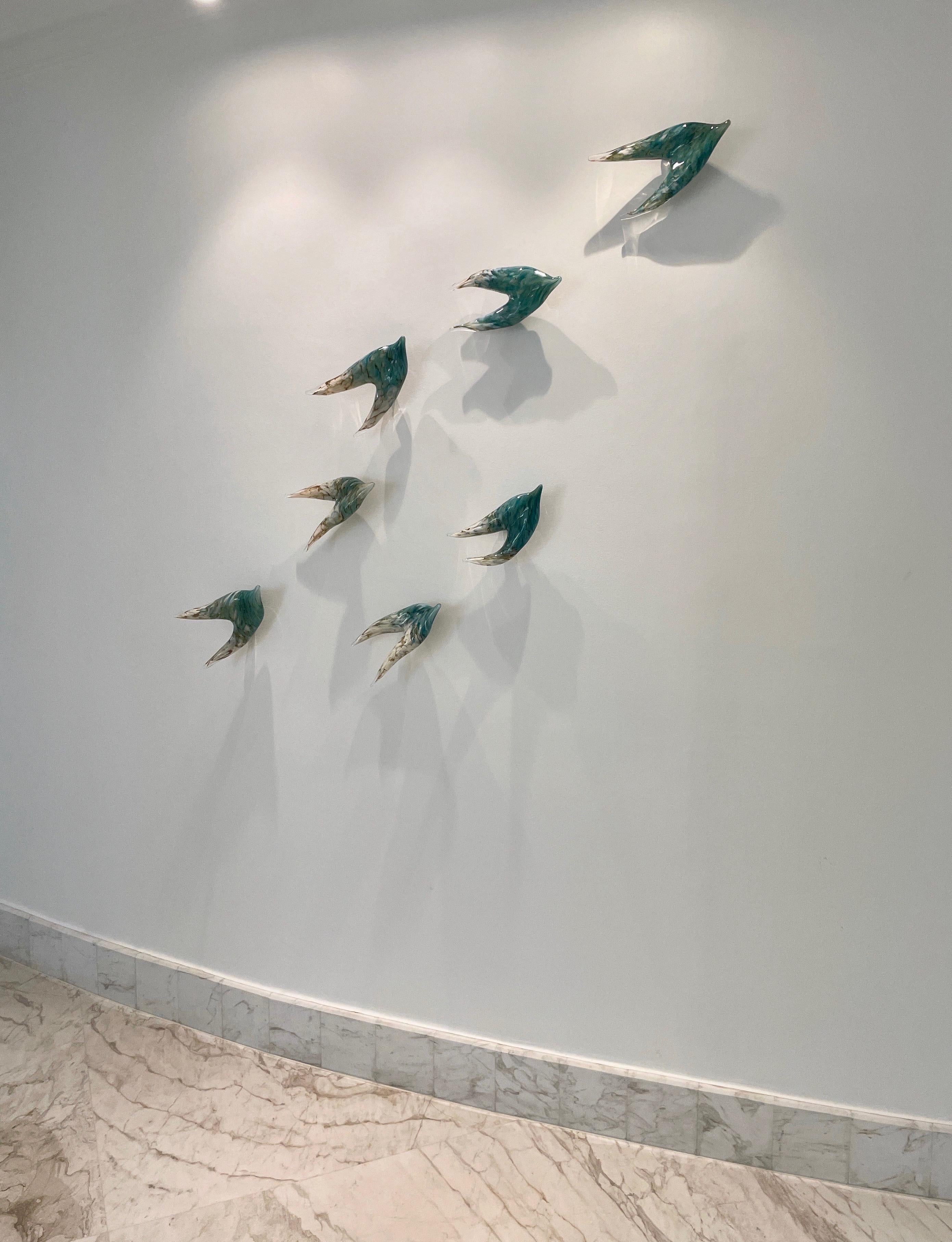 Organique Sculpture murale d'art moderne en verre soufflé contemporain représentant un vol d'oiseaux aigues-marines en vente