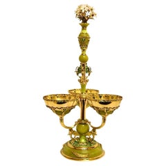 Vuelo del Cisne Centro de mesa de plata dorada con jade limón, esmeraldas