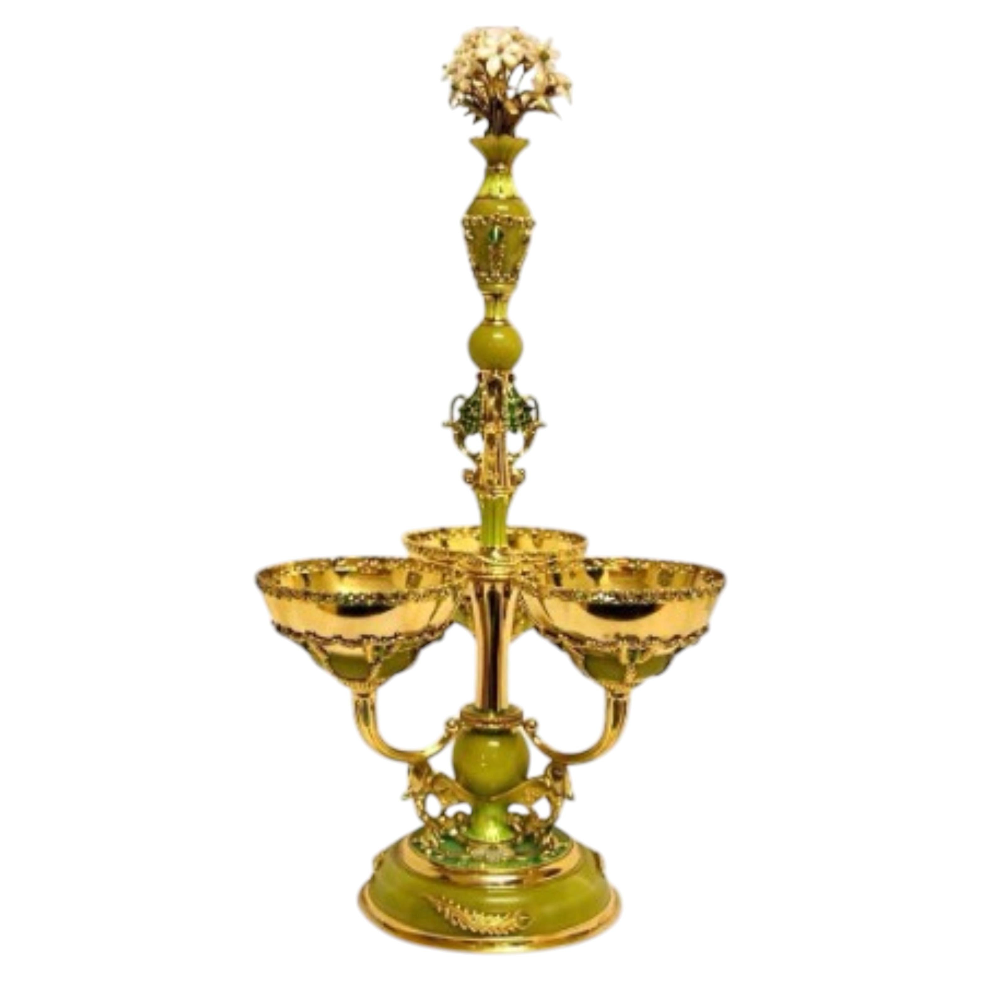 Vol du cygne Centre de table en argent doré avec jade citronné, émeraudes