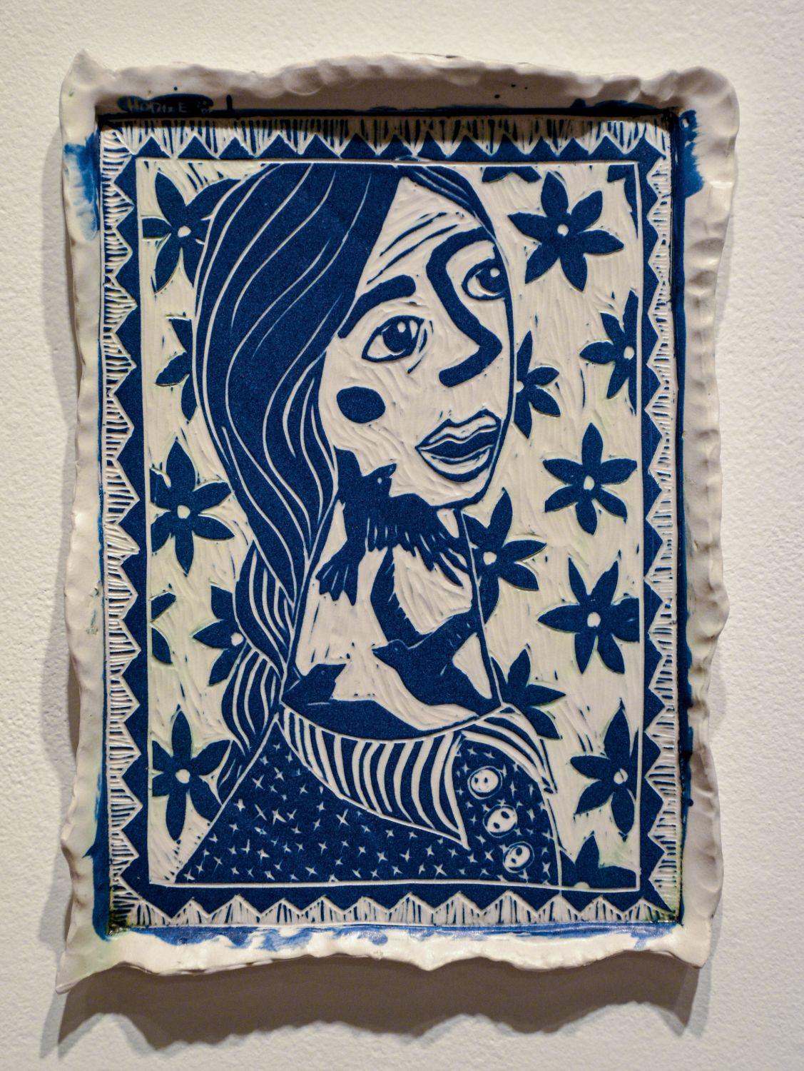 RISK, 2019 par Alex Hodge
Porcelaine sculptée
11.5 H in x 8.5 W in x 0.5 D in
Unique en son genre

Ses assiettes poétiques en porcelaine examinent et réimaginent l'histoire de l'art d'une manière qui valorise les femmes, non seulement dans leur