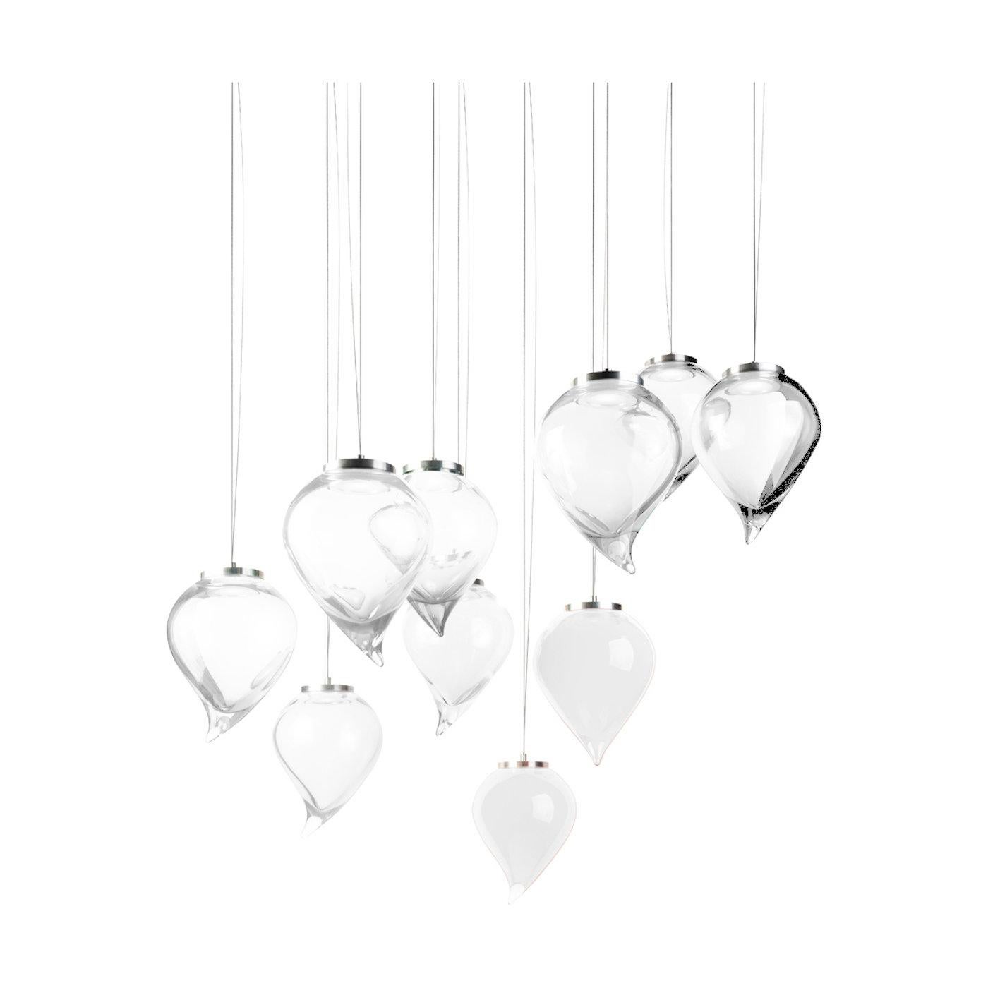 Designed by Karim Rashid for Purho in 2017, this ceiling lamp is part of the Flik collection, whose name hints at the sinuous shape of the fire with which mouth-blown Murano glass is forged, but also at a drop of water. And just like a rainfall of