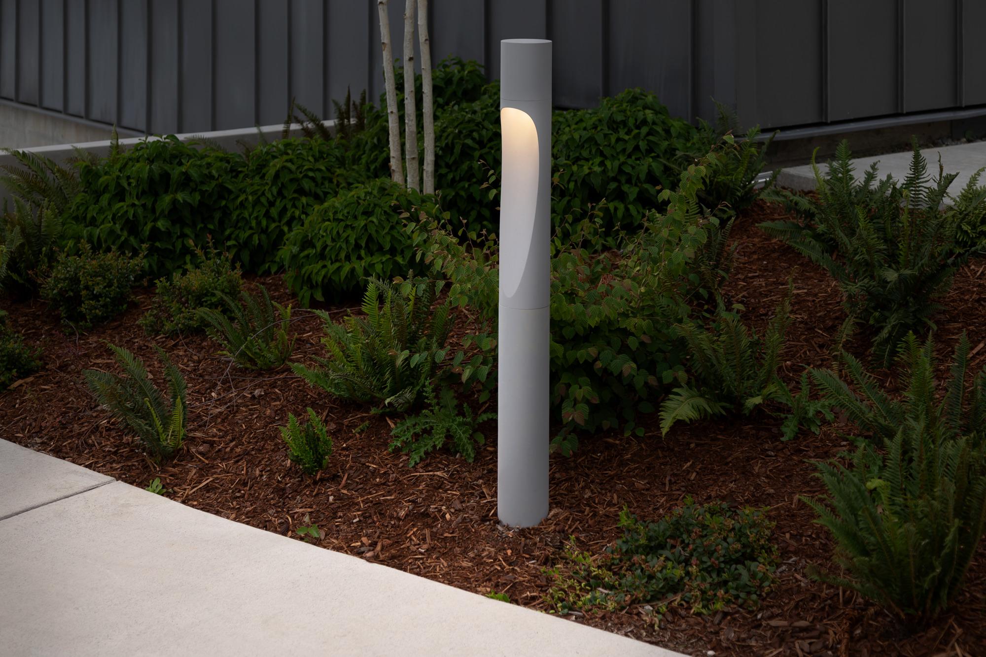 'Flindt Garden Short' Outdoor Bollard Light in Aluminum for Louis Poulsen

A highly refined fixture that brings bold, sculptural illumination to outdoor spaces. Introduced in 2021, the 'Garden' bollard is the latest addition to the Flindt family,