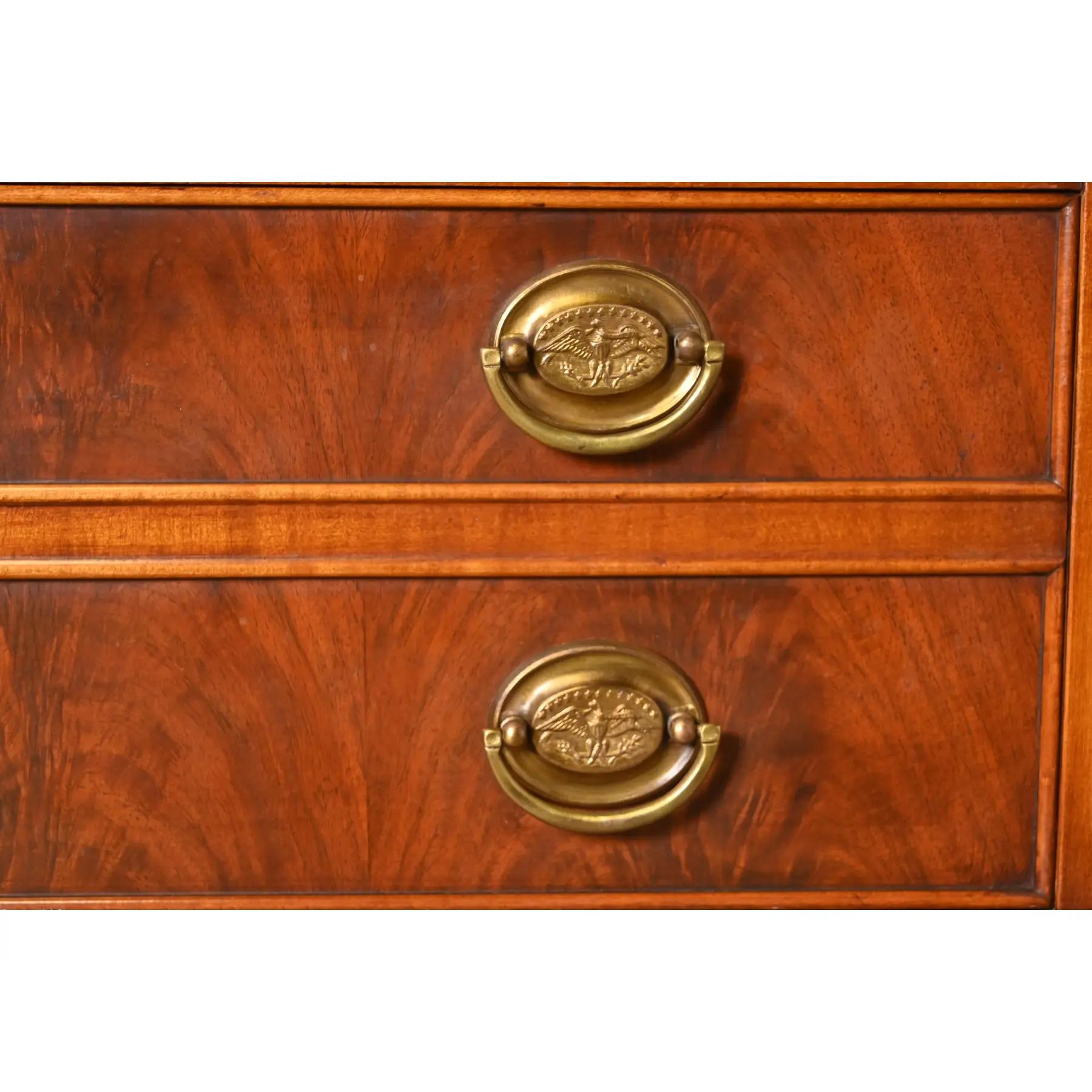 Flint & Horner Antiguo mueble bar de la Regencia francesa Luis XVI de nogal y madera de nudo en venta 4