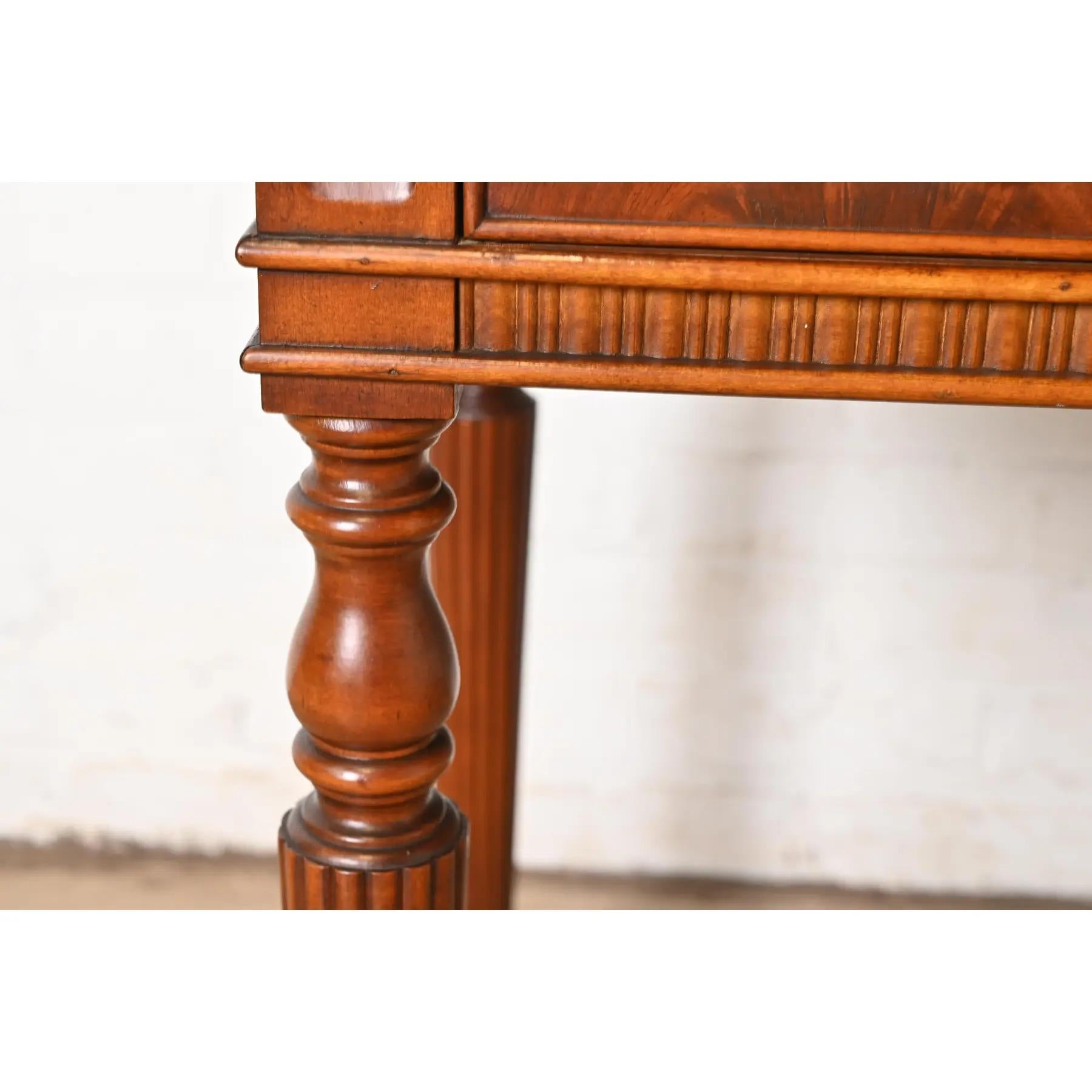 Flint & Horner Antiguo mueble bar de la Regencia francesa Luis XVI de nogal y madera de nudo en venta 5