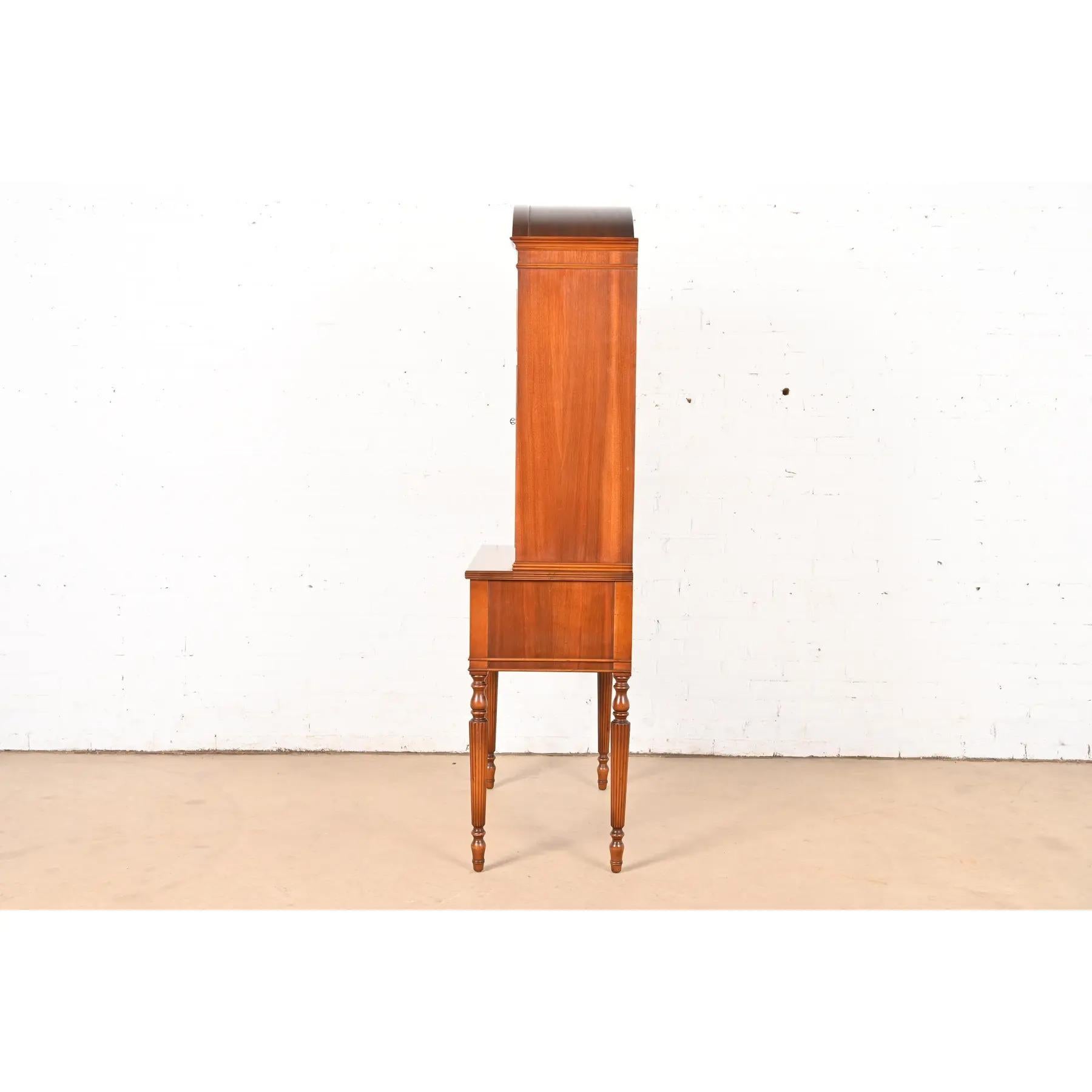 Flint & Horner Antiguo mueble bar de la Regencia francesa Luis XVI de nogal y madera de nudo en venta 7