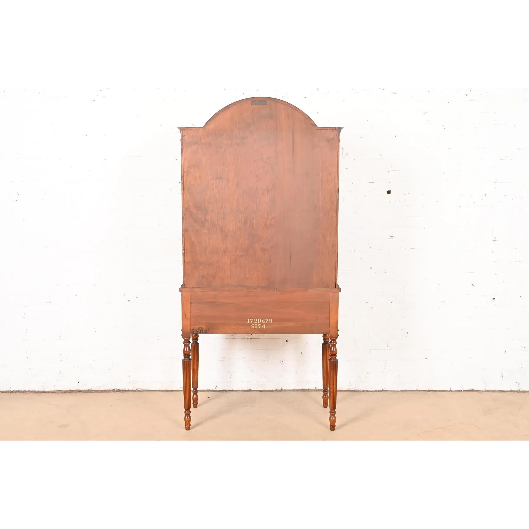 Flint & Horner Antiguo mueble bar de la Regencia francesa Luis XVI de nogal y madera de nudo en venta 8