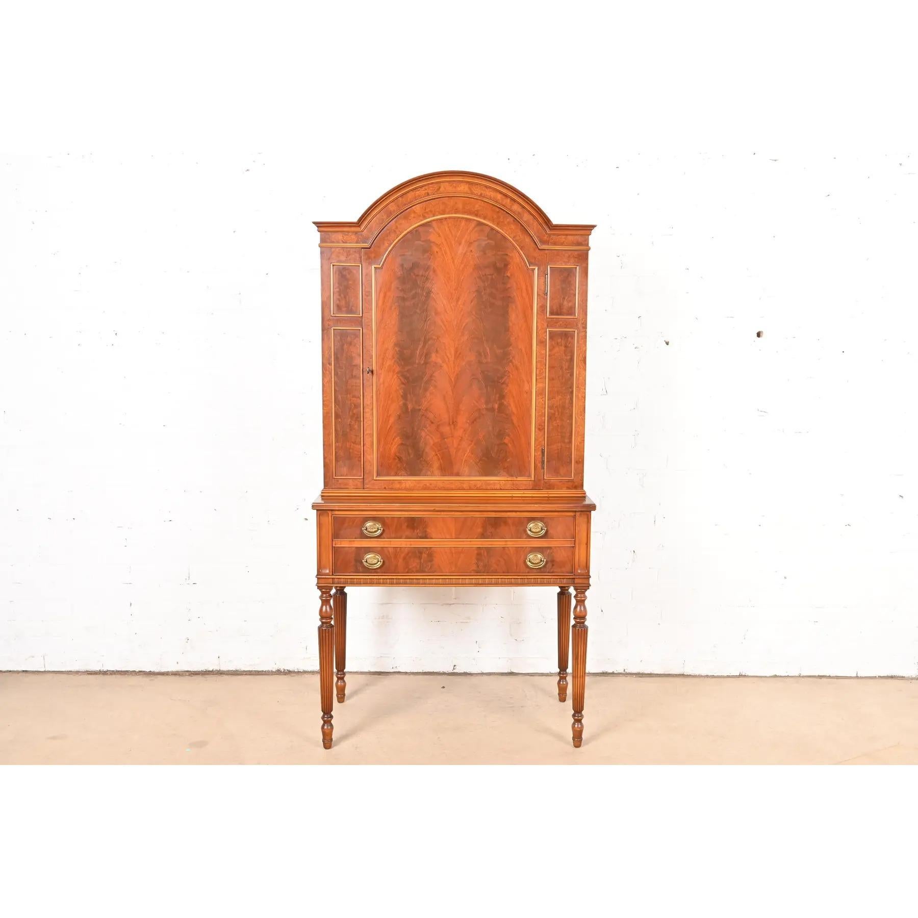 Un magnífico mueble bar, librería o mueble comedor de estilo Luis XVI de la Regencia francesa antigua

Por Flint & Horner

EE.UU., alrededor de 1930

Caja de nogal, con un bonito frontal de madera de nogal flameado y burl a juego con el libro, y