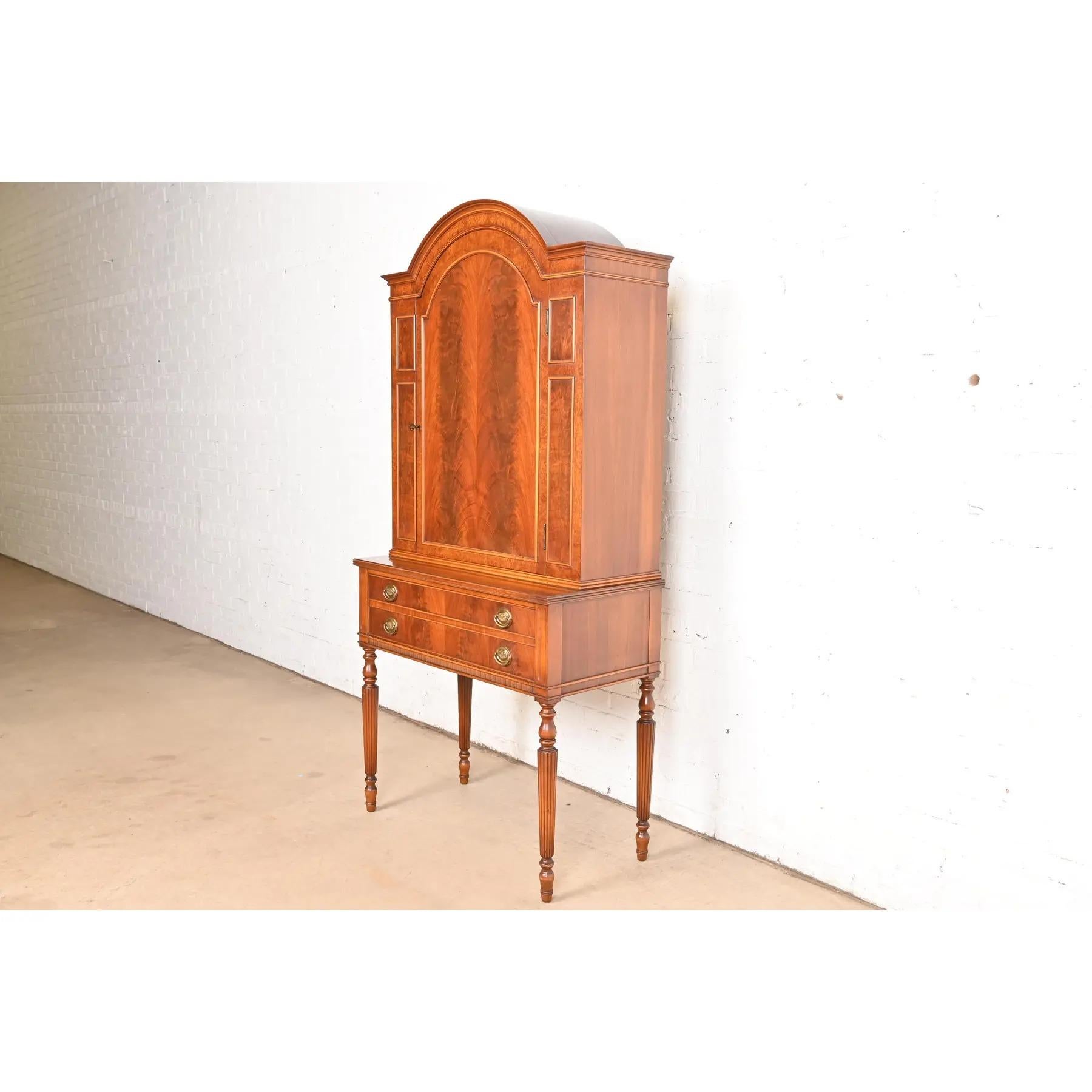 Flint & Horner Antiguo mueble bar de la Regencia francesa Luis XVI de nogal y madera de nudo en Bueno estado para la venta en South Bend, IN
