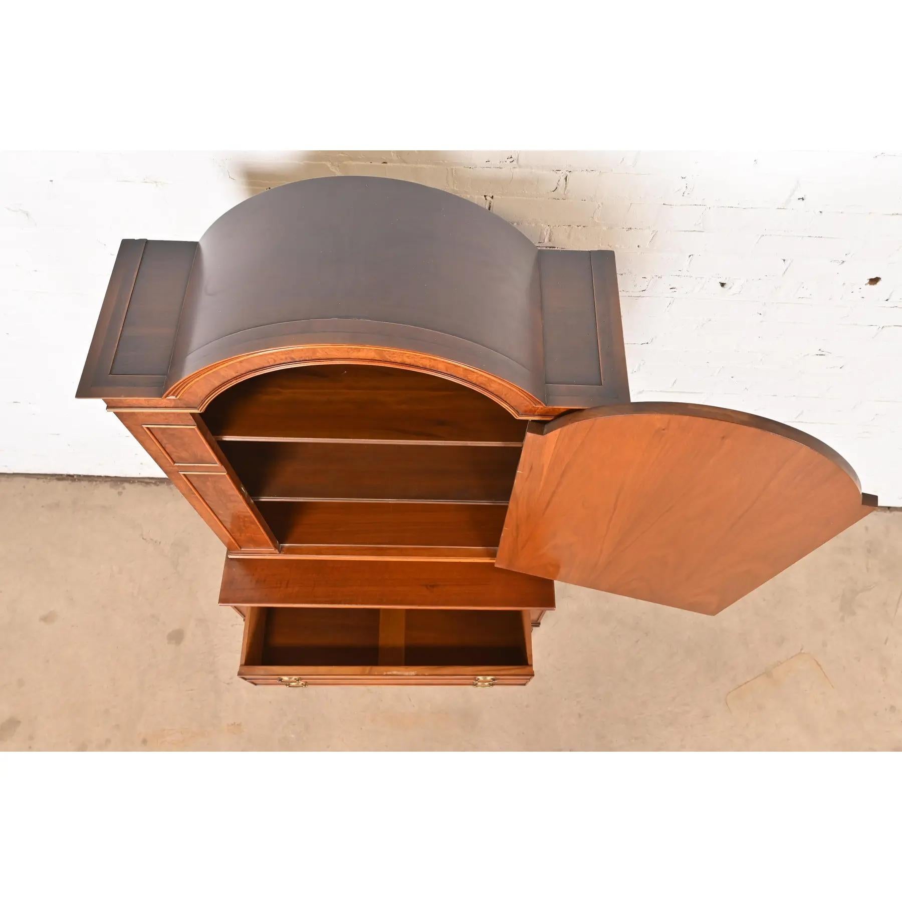 Flint & Horner Antiguo mueble bar de la Regencia francesa Luis XVI de nogal y madera de nudo en venta 1