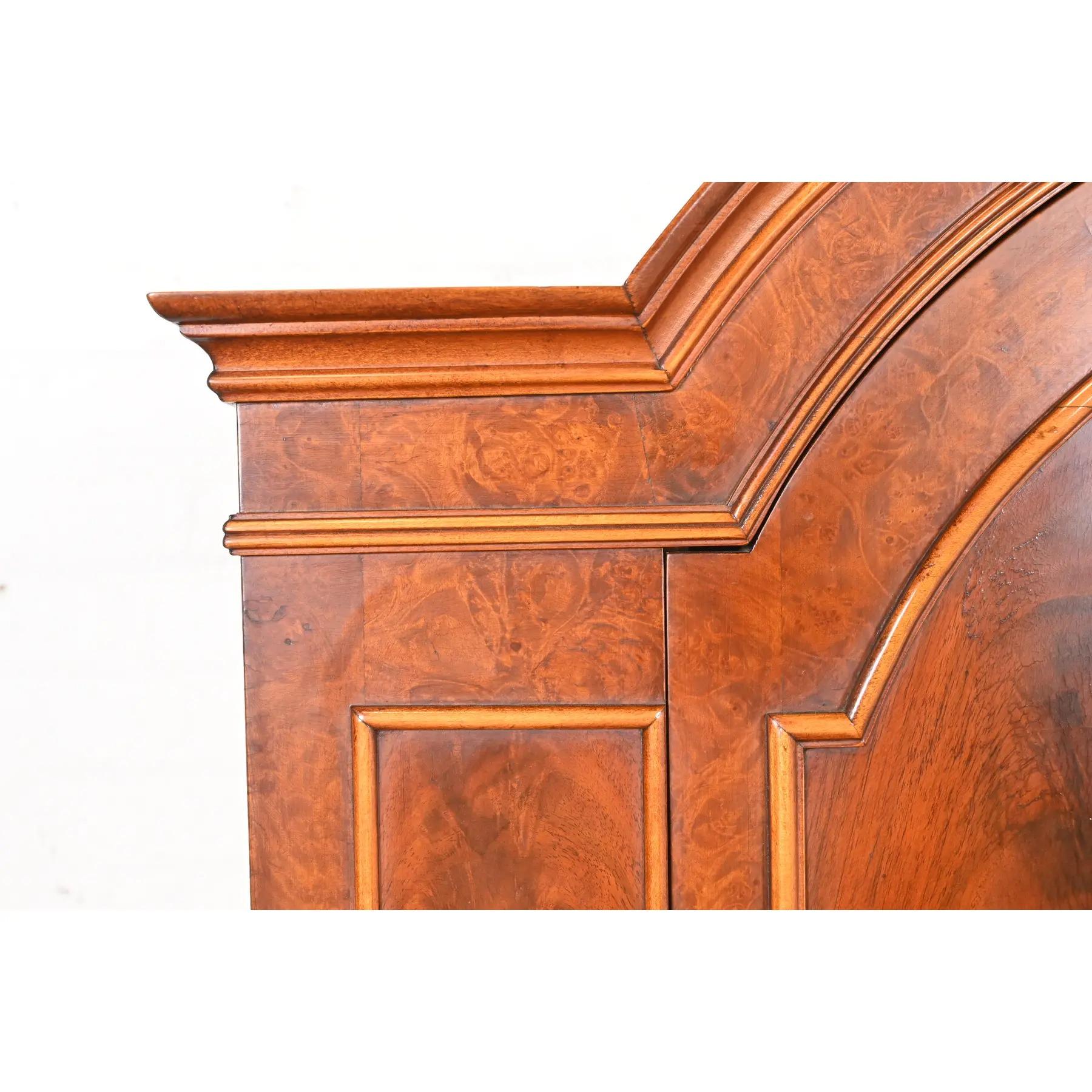 Flint & Horner Antiguo mueble bar de la Regencia francesa Luis XVI de nogal y madera de nudo en venta 2