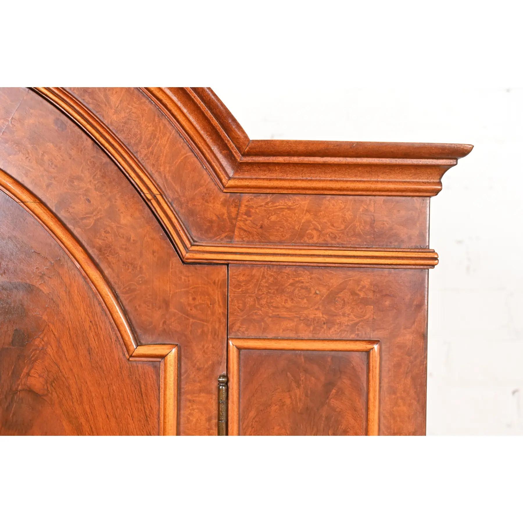 Flint & Horner Antiguo mueble bar de la Regencia francesa Luis XVI de nogal y madera de nudo en venta 3