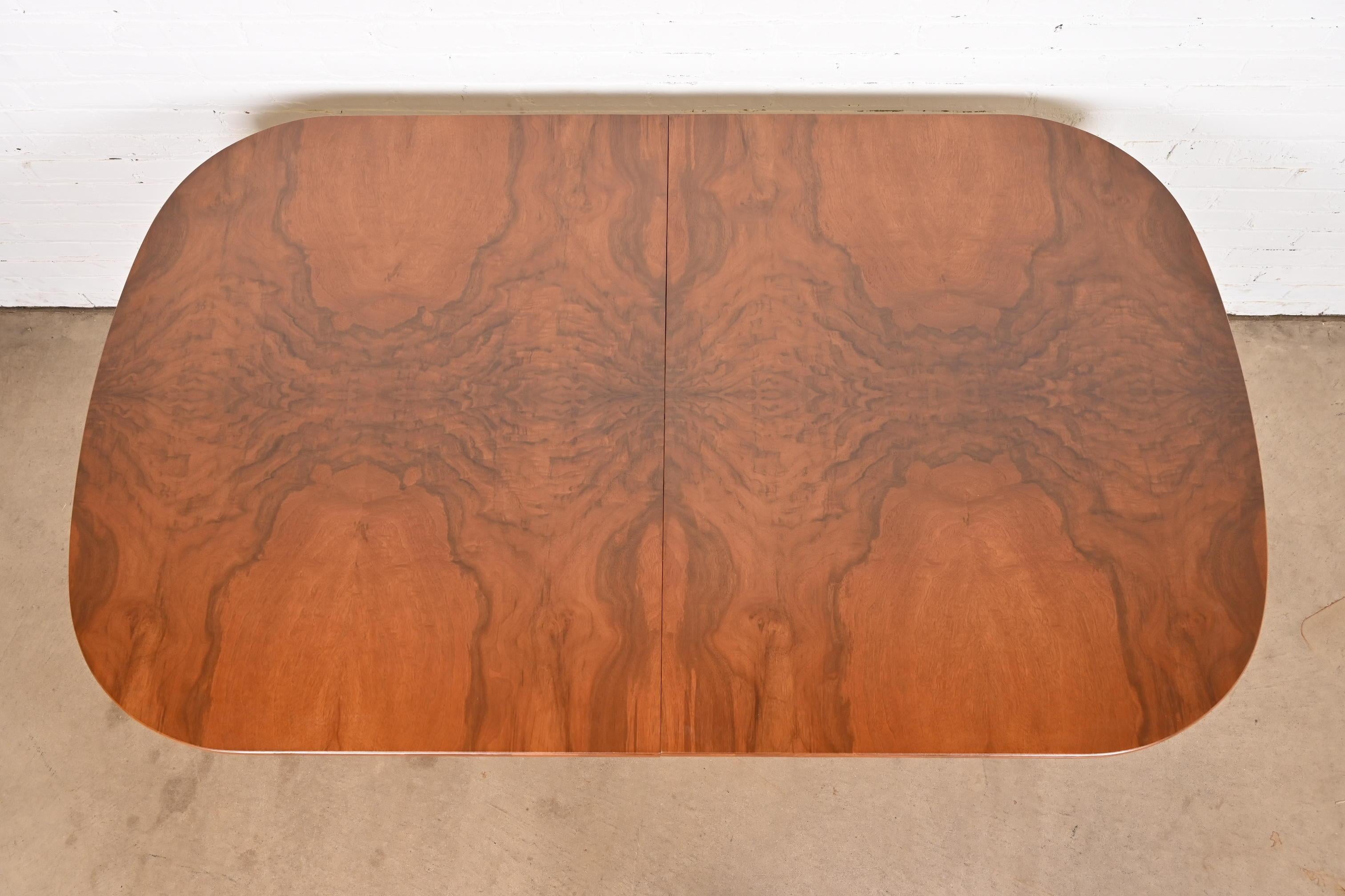 Flint & Horner Georgian Burled Walnut Double Pedestal Extension Dining Table (table à manger à rallonge) en vente 3