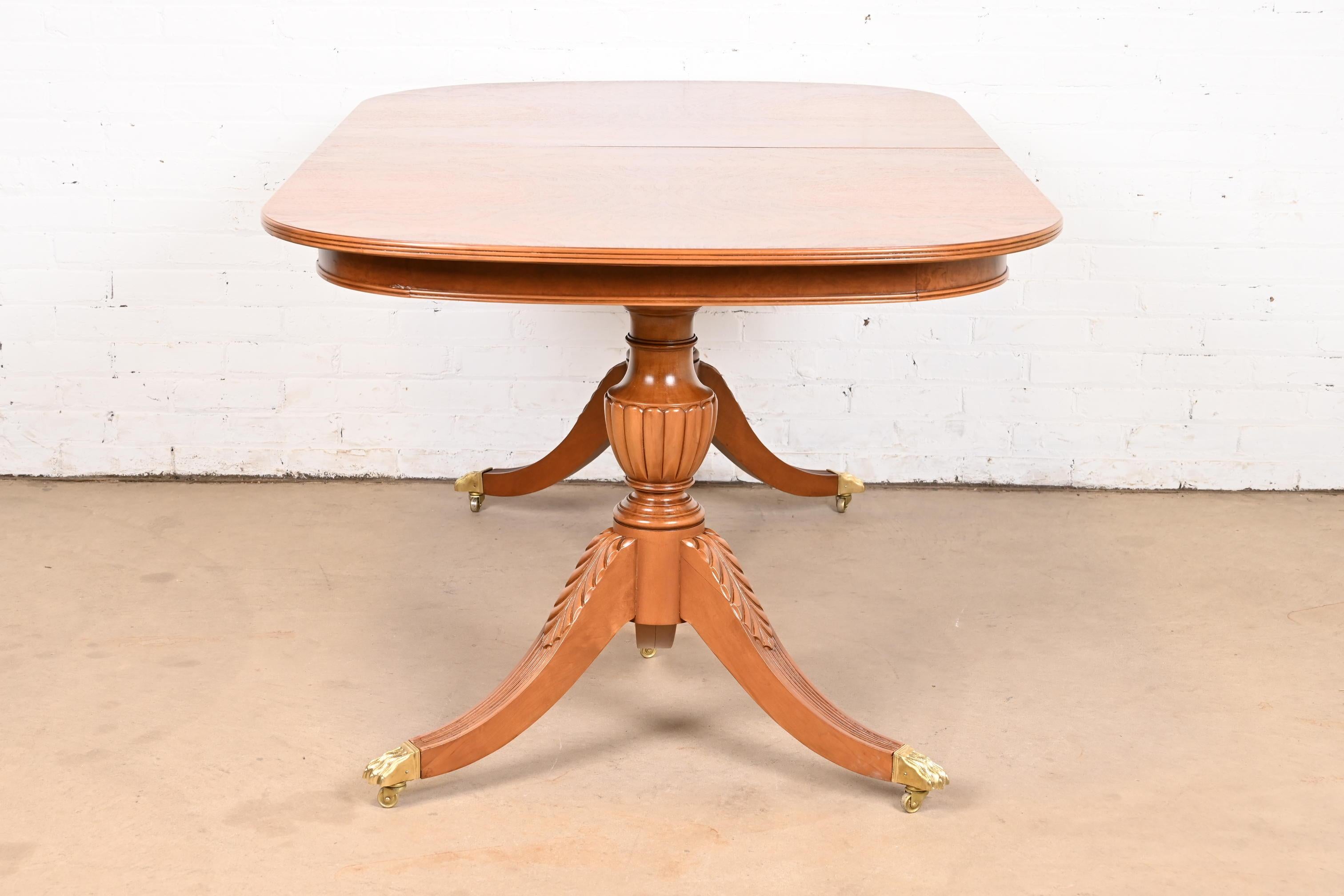 Flint & Horner Georgian Burled Walnut Double Pedestal Extension Dining Table (table à manger à rallonge) en vente 4