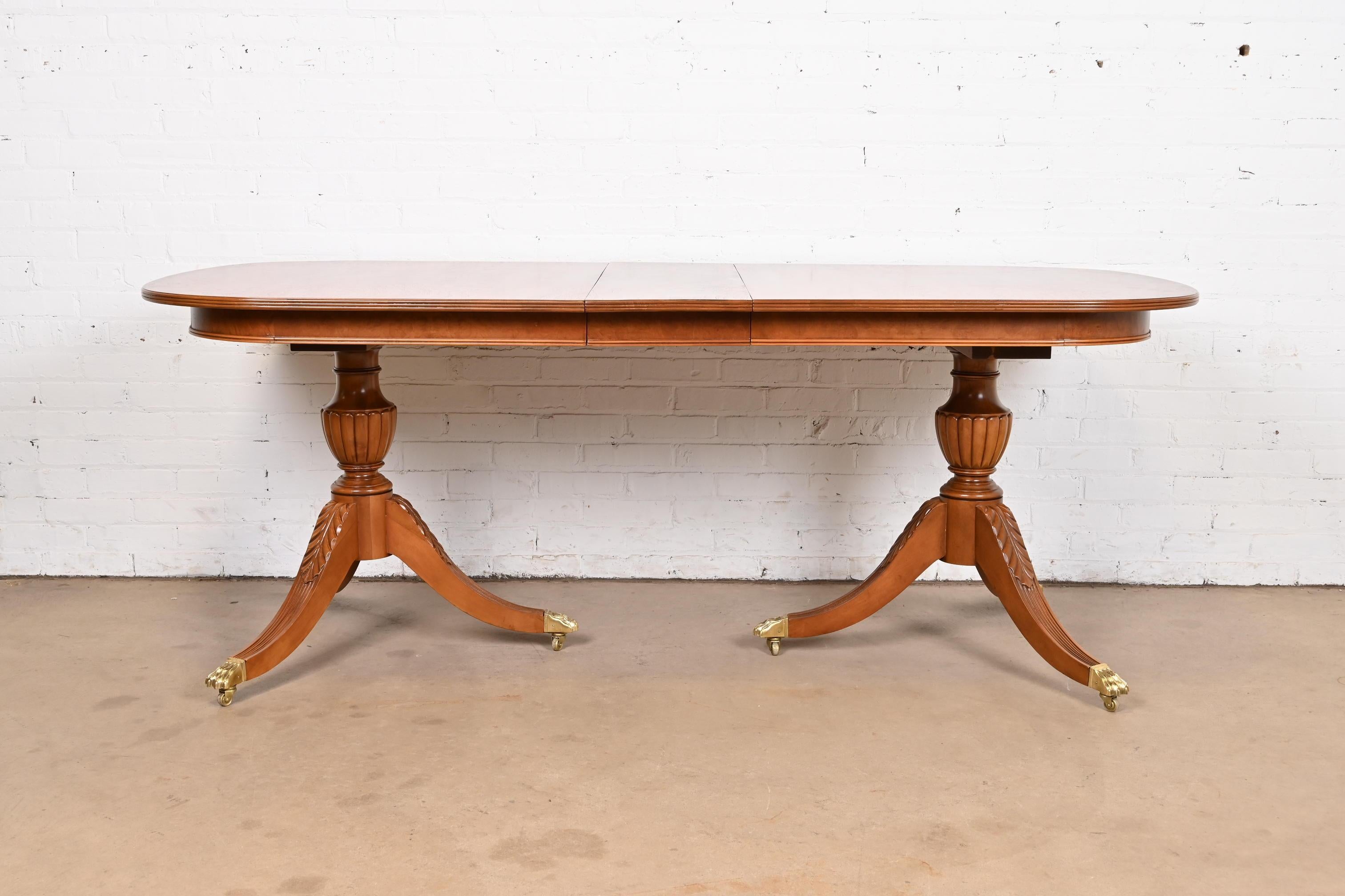Georgien Flint & Horner Georgian Burled Walnut Double Pedestal Extension Dining Table (table à manger à rallonge) en vente