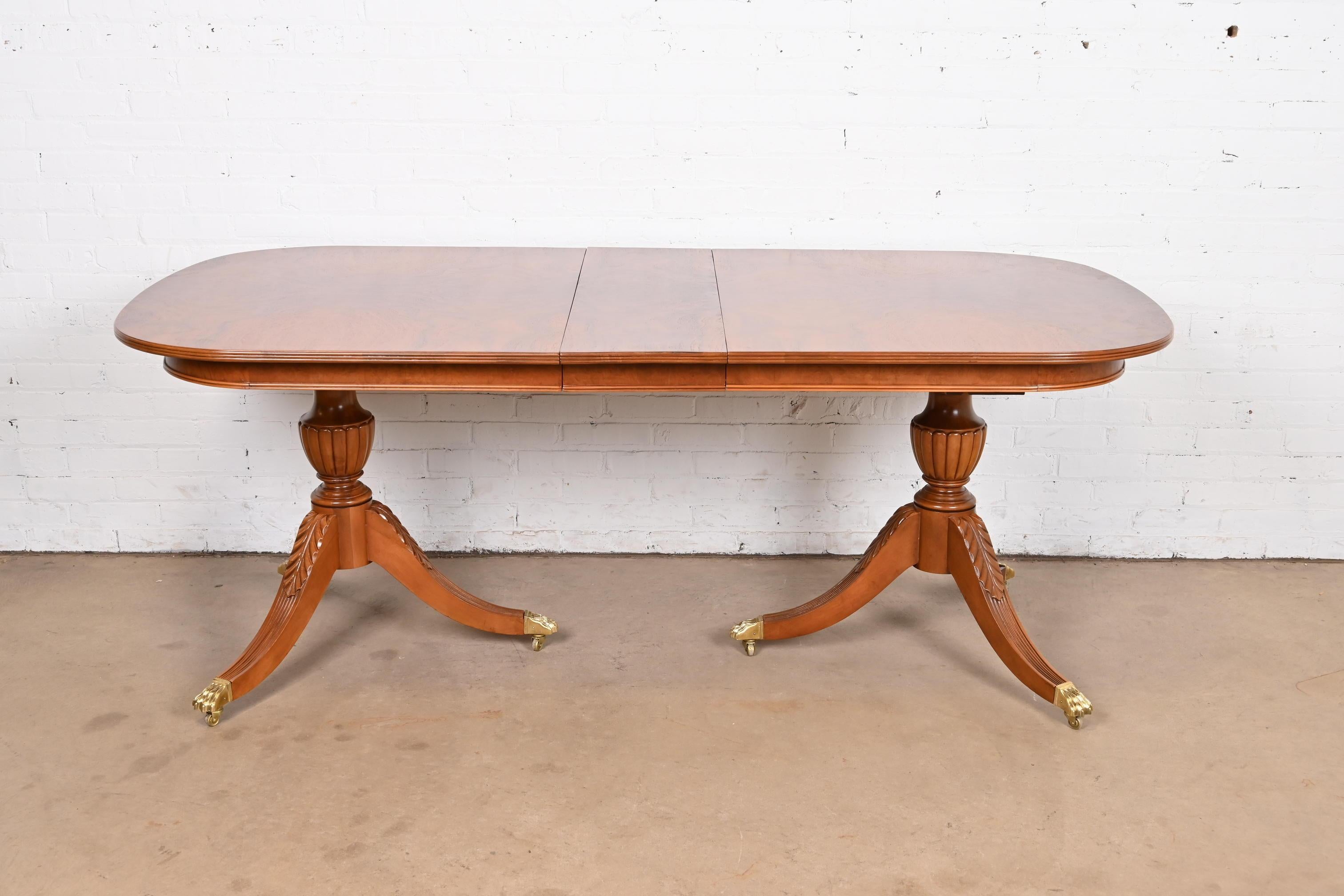 Américain Flint & Horner Georgian Burled Walnut Double Pedestal Extension Dining Table (table à manger à rallonge) en vente