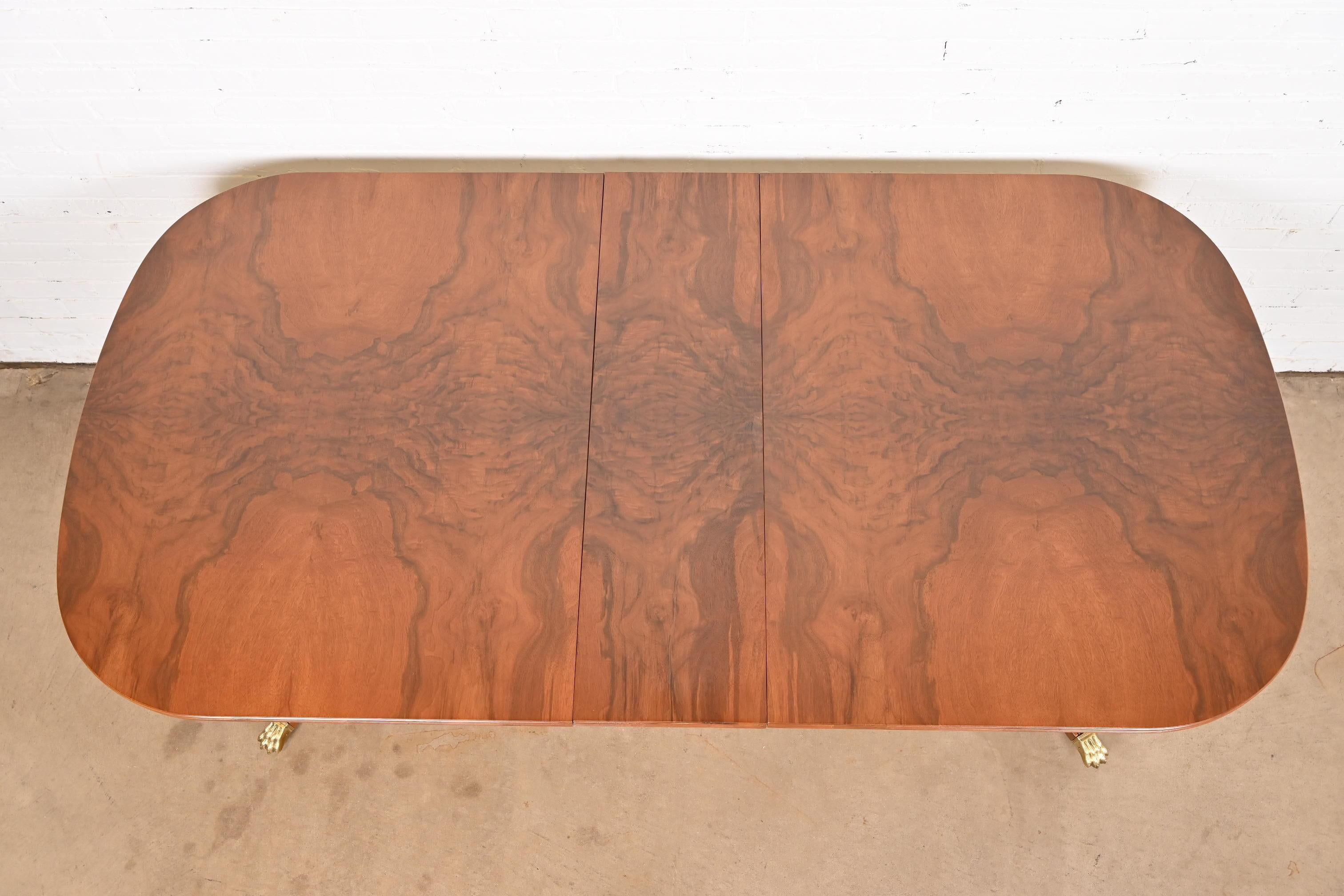 Milieu du XXe siècle Flint & Horner Georgian Burled Walnut Double Pedestal Extension Dining Table (table à manger à rallonge) en vente
