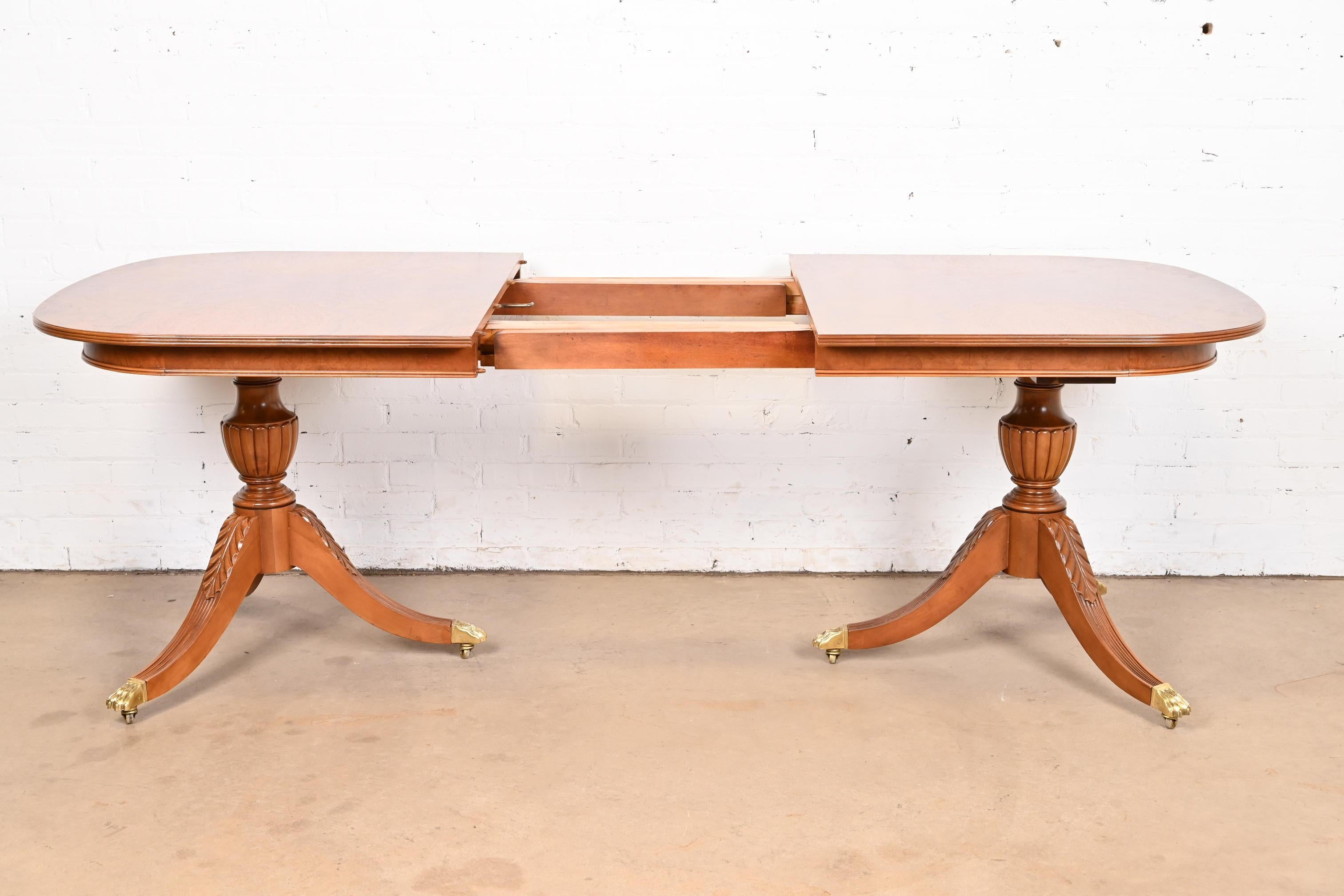 Laiton Flint & Horner Georgian Burled Walnut Double Pedestal Extension Dining Table (table à manger à rallonge) en vente