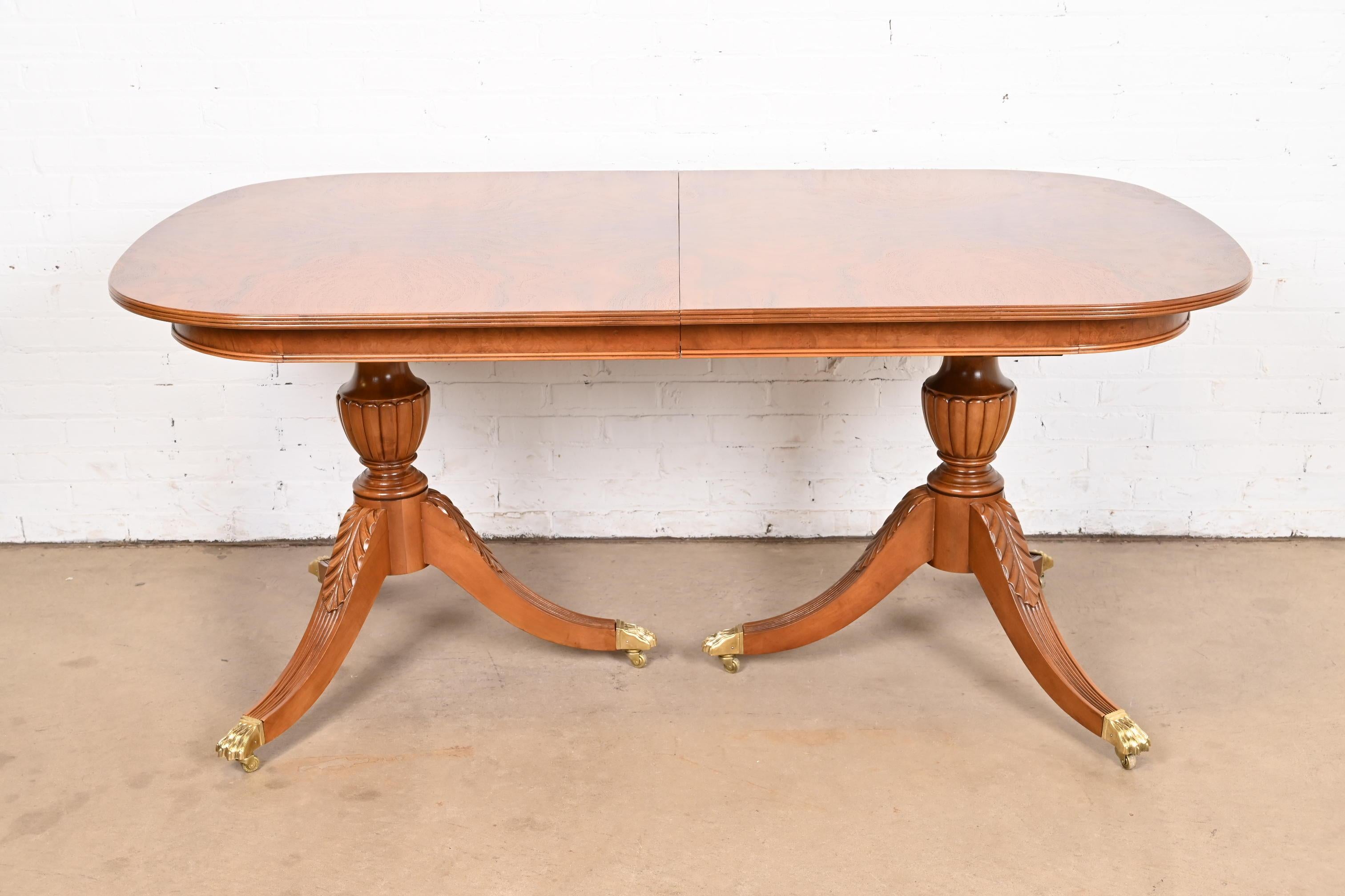 Flint & Horner Georgian Burled Walnut Double Pedestal Extension Dining Table (table à manger à rallonge) en vente 1