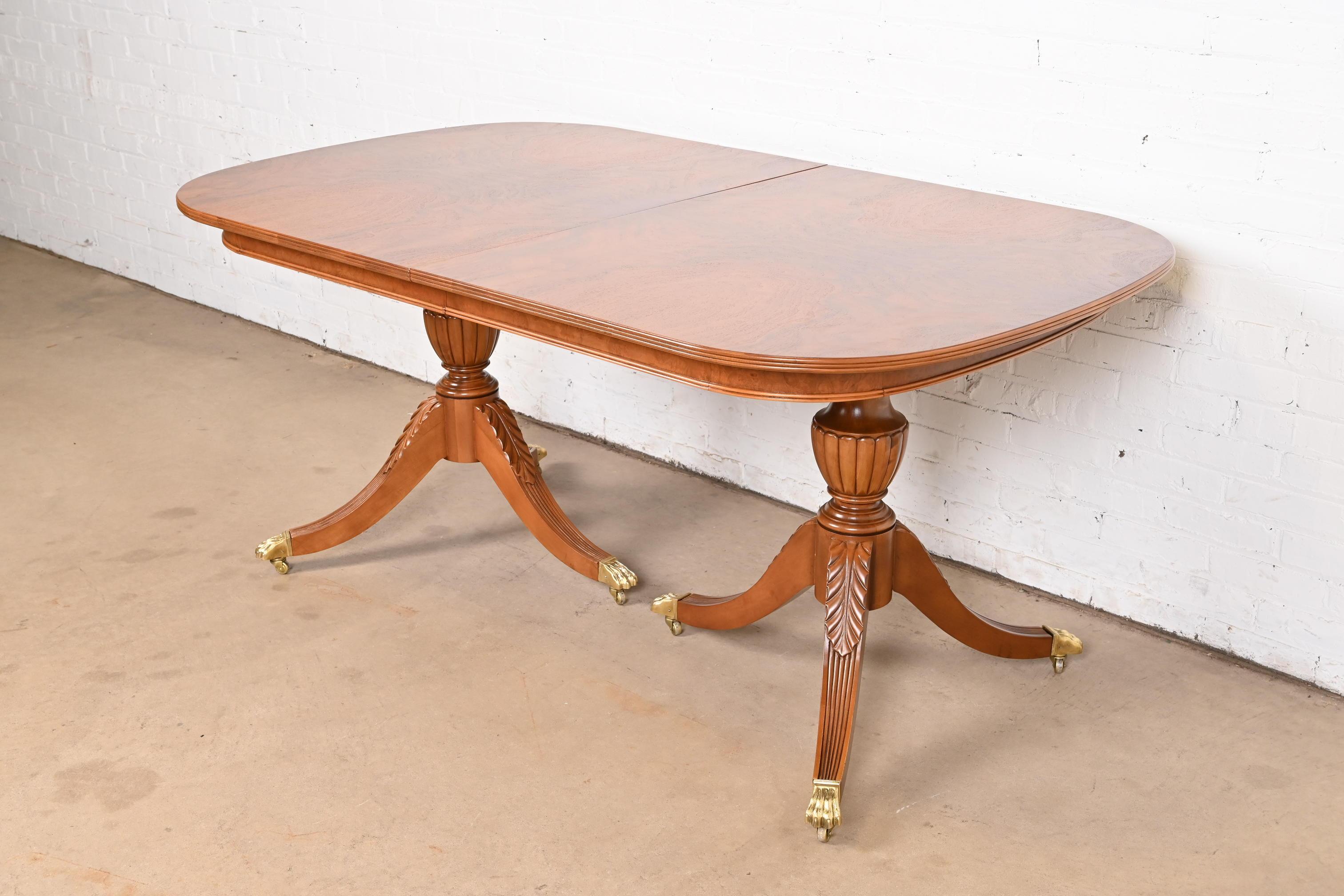 Flint & Horner Georgian Burled Walnut Double Pedestal Extension Dining Table (table à manger à rallonge) en vente 2