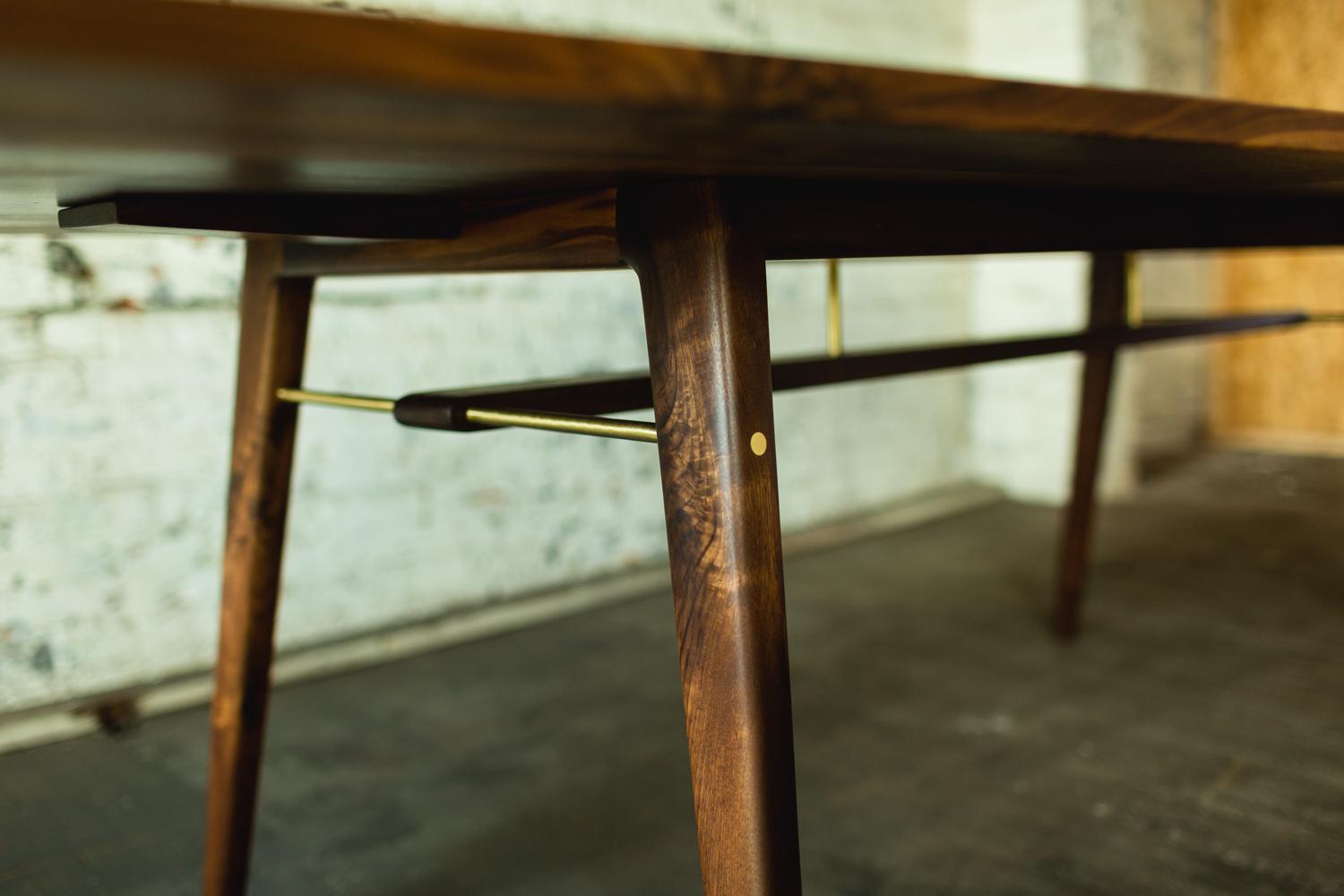 Moderner ausziehbarer Flint-Tisch aus Nussbaumholz mit Messingverbindungen im Angebot 5