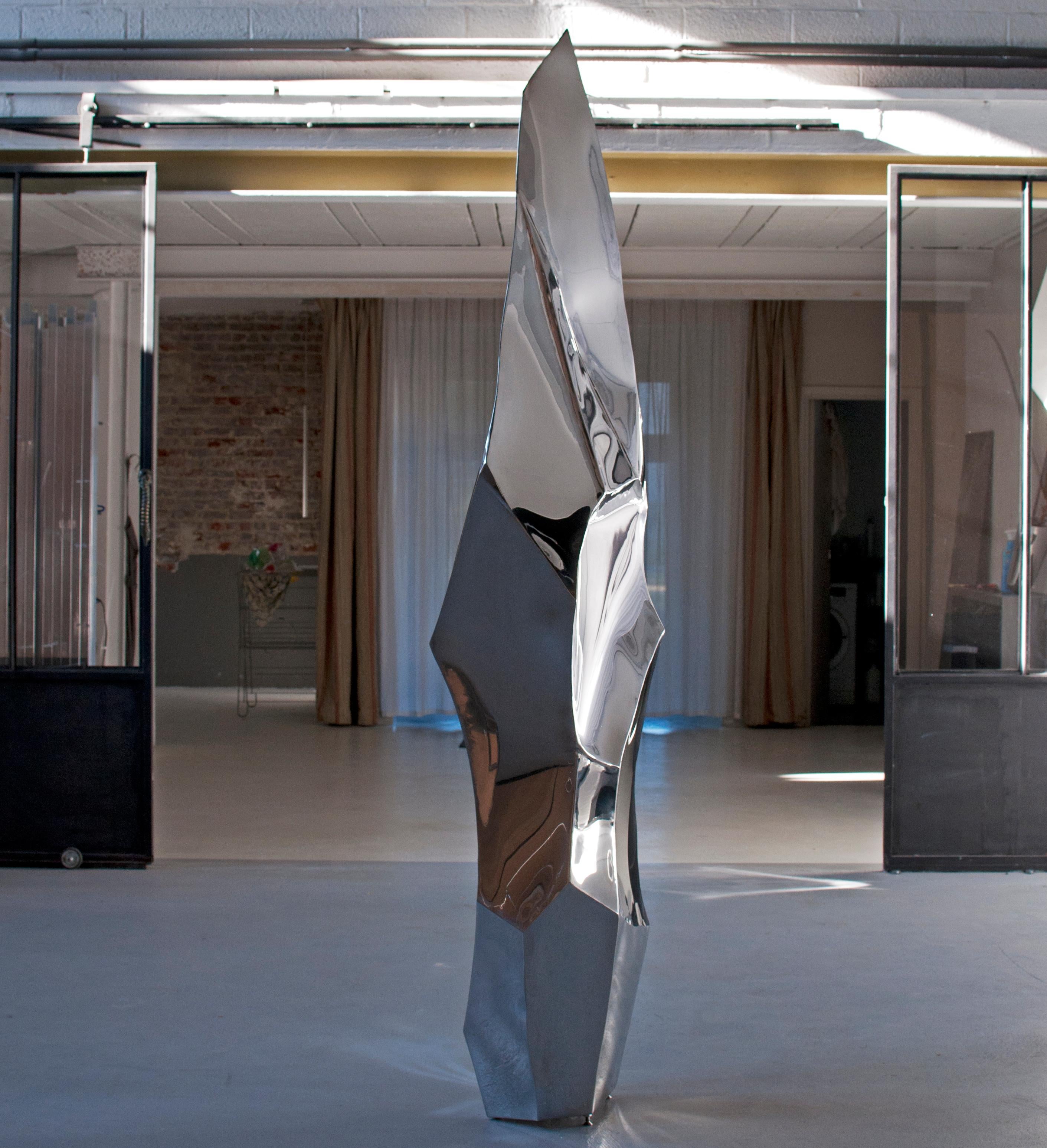 Scultura Flint V di Pol Quadens 
Un pezzo unico.
Dimensioni: P 55 x L 75 x H 250 cm.
Materiali: Acciaio inossidabile lucidato.

Pol Quadens è nato a Bruxelles. Suo padre era attivo nel campo dei compositi e dell'industria metallurgica e il mondo dei
