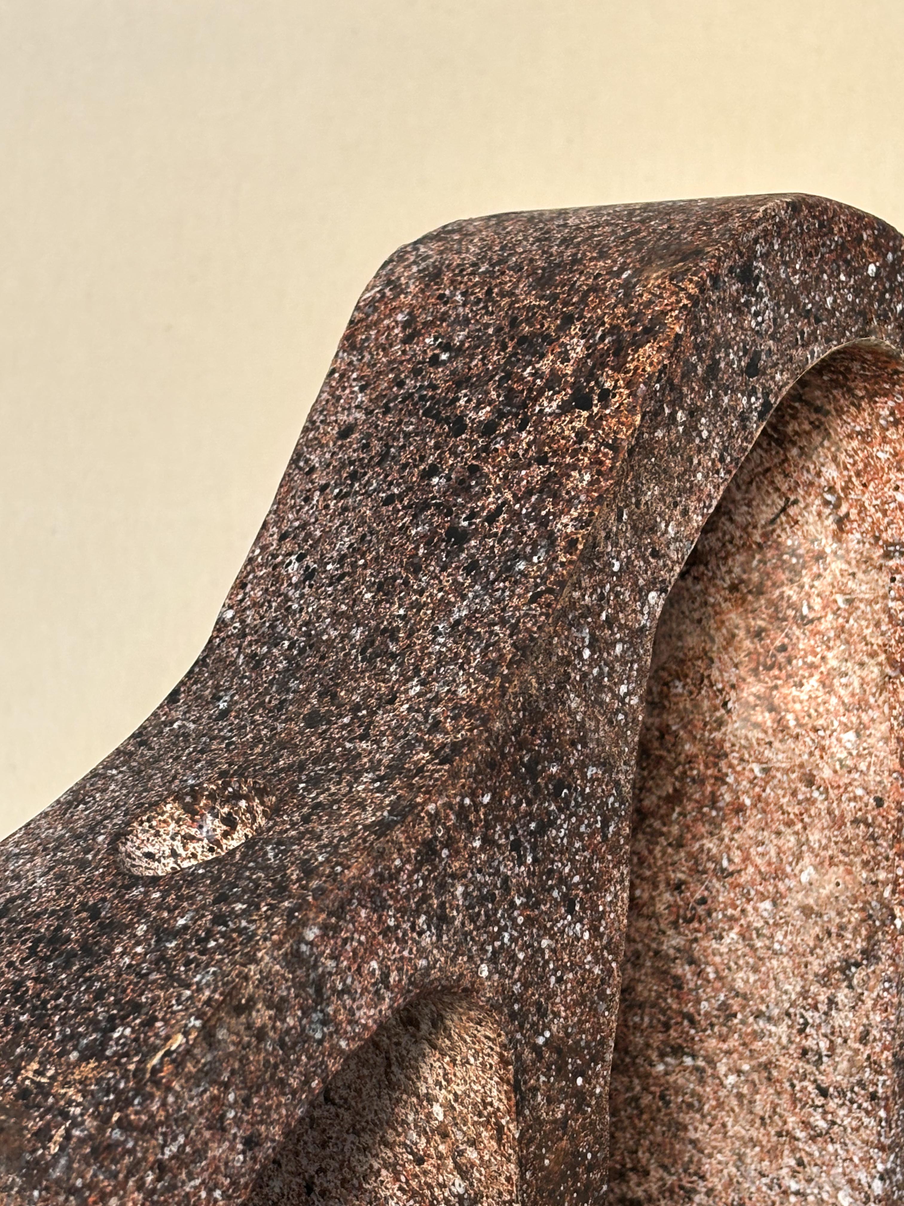 Postmoderno Vaso Flintstone Brown di Erica Zanella in vendita