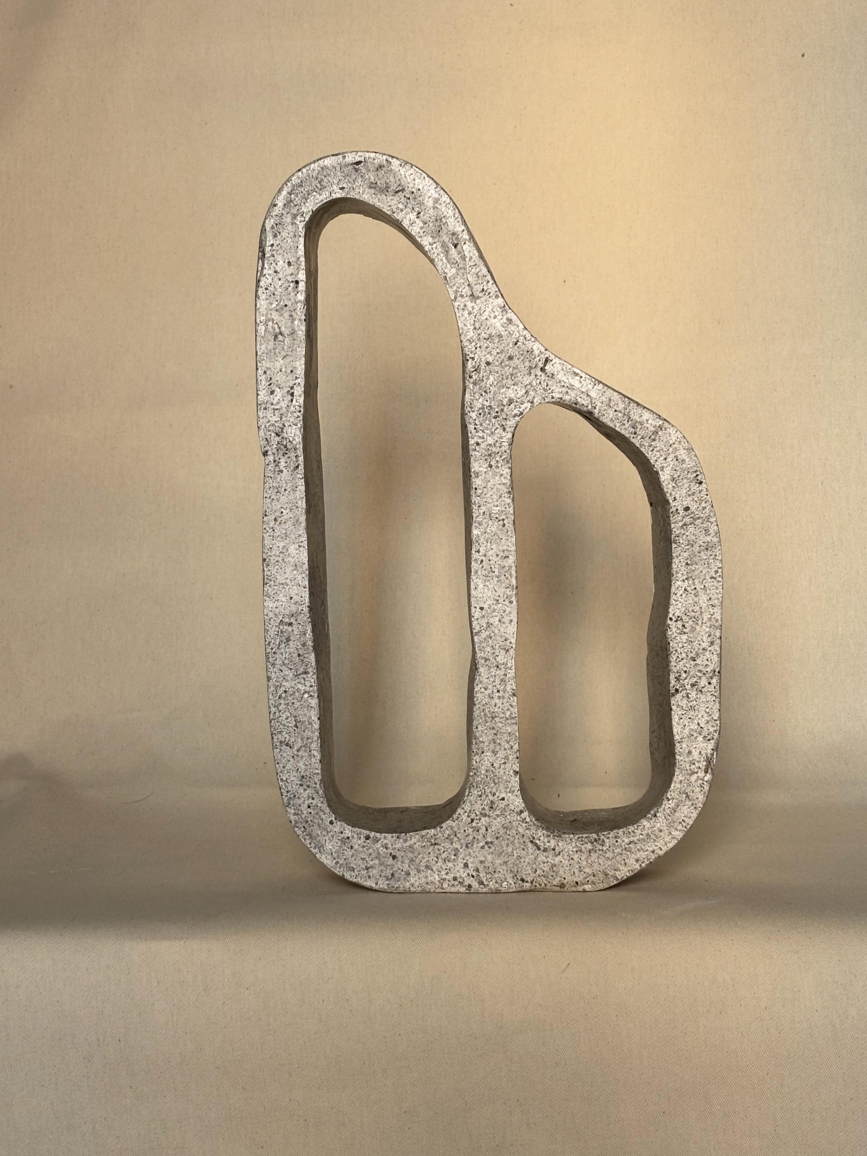 Vaso grigio Flintstone di Erica Zanella
Dimensioni: D 7 x L 25 x H 36 cm. 
Materiali: Gesso.

Flintstone presenta linee rette e una struttura geometrica. Il lato sinistro si alza in modo evidente, mentre il lato destro si sforza di seguirlo. Lo
