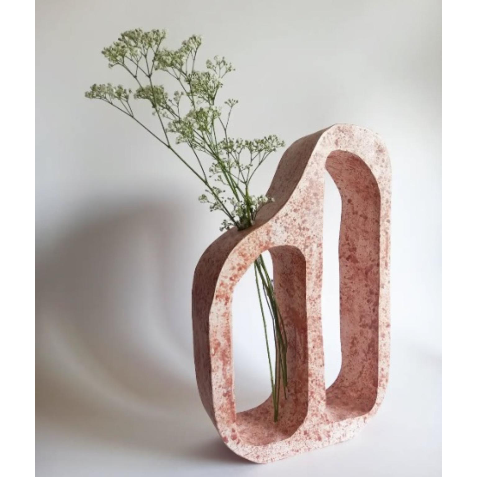 Vaso di rose Flintstone di Erica Zanella
Dimensioni: D 7 x L 25 x H 36 cm. 
Materiali: Gesso.

Flintstone presenta linee rette e una struttura geometrica. Il lato sinistro si alza in modo evidente, mentre il lato destro si sforza di seguirlo. Lo