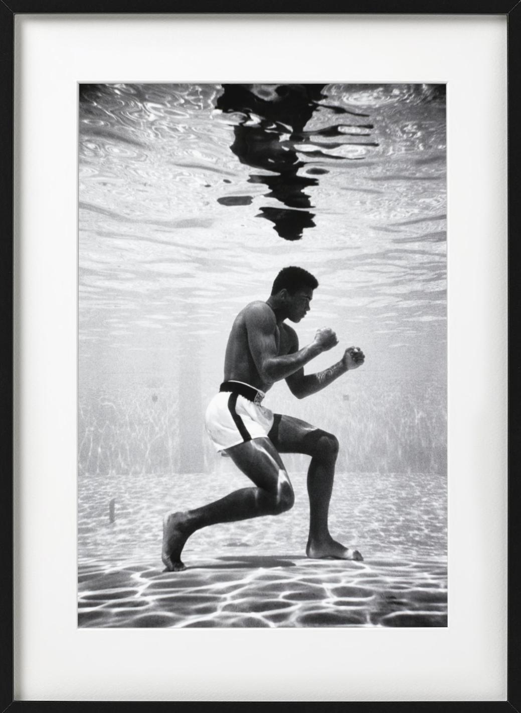 Ali Underwater - le boxeur Muhammad Ali s'entraîne sous l'eau dans une piscine - Photograph de Flip Schulke