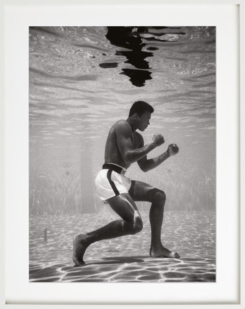 Ali Underwater - le boxeur Muhammad Ali s'entraîne sous l'eau dans une piscine - Contemporain Photograph par Flip Schulke