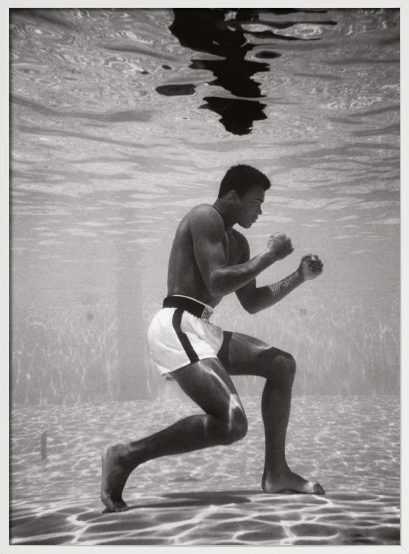 Ali Underwater - le boxeur Muhammad Ali s'entraîne sous l'eau dans une piscine en vente 1