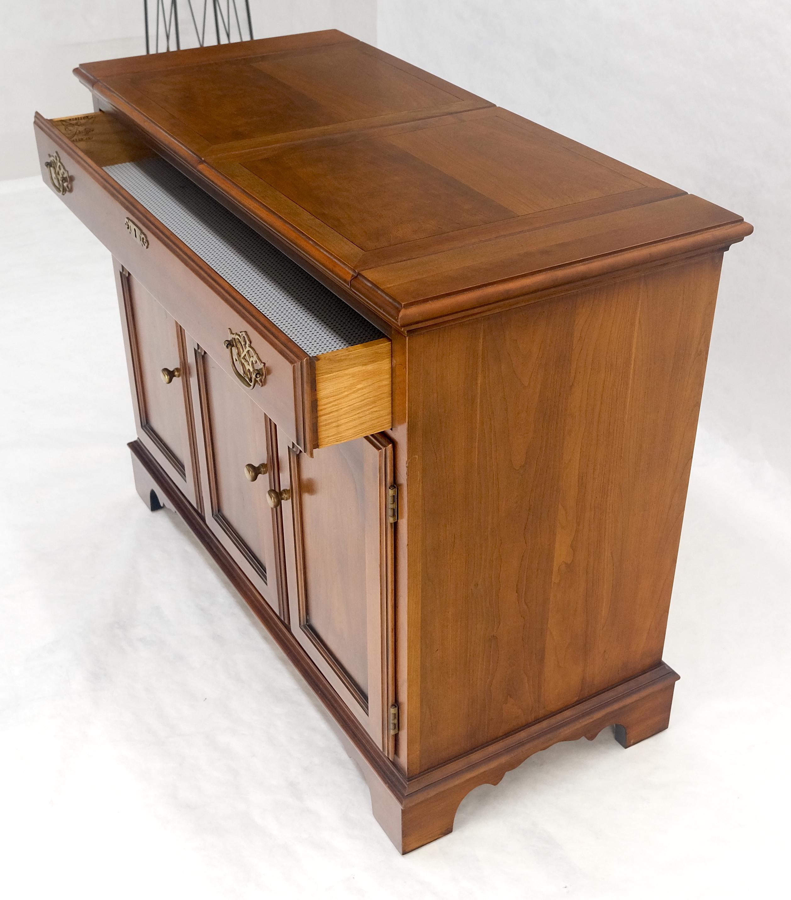 Flip Top Banded One Drawer Raised Panel Cherry 3 Door Liquor Cabinet Server MINT For Sale 4