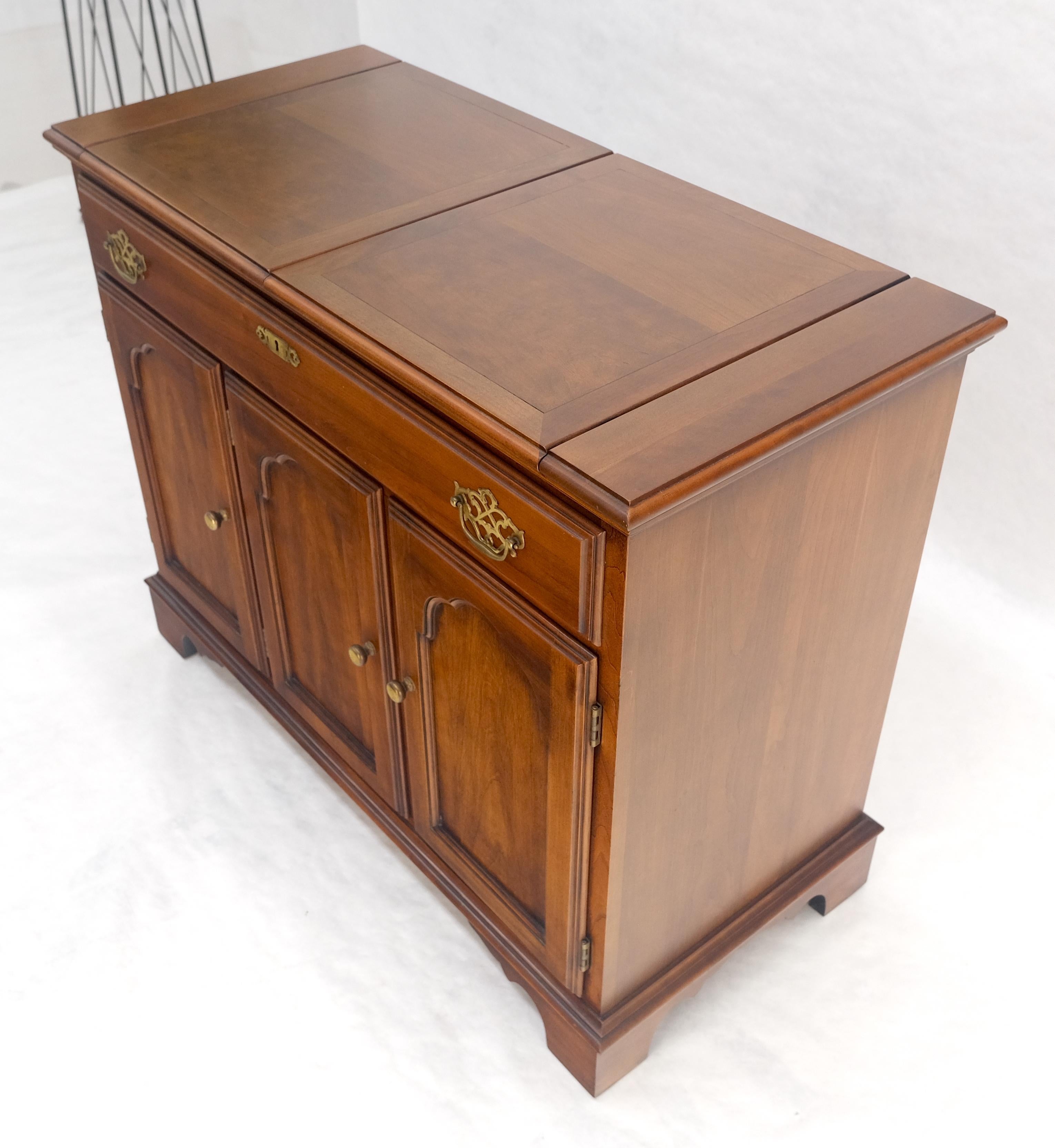 Flip Top Banded One Drawer Raised Panel Cherry 3 Door Liquor Cabinet Server MINT For Sale 6
