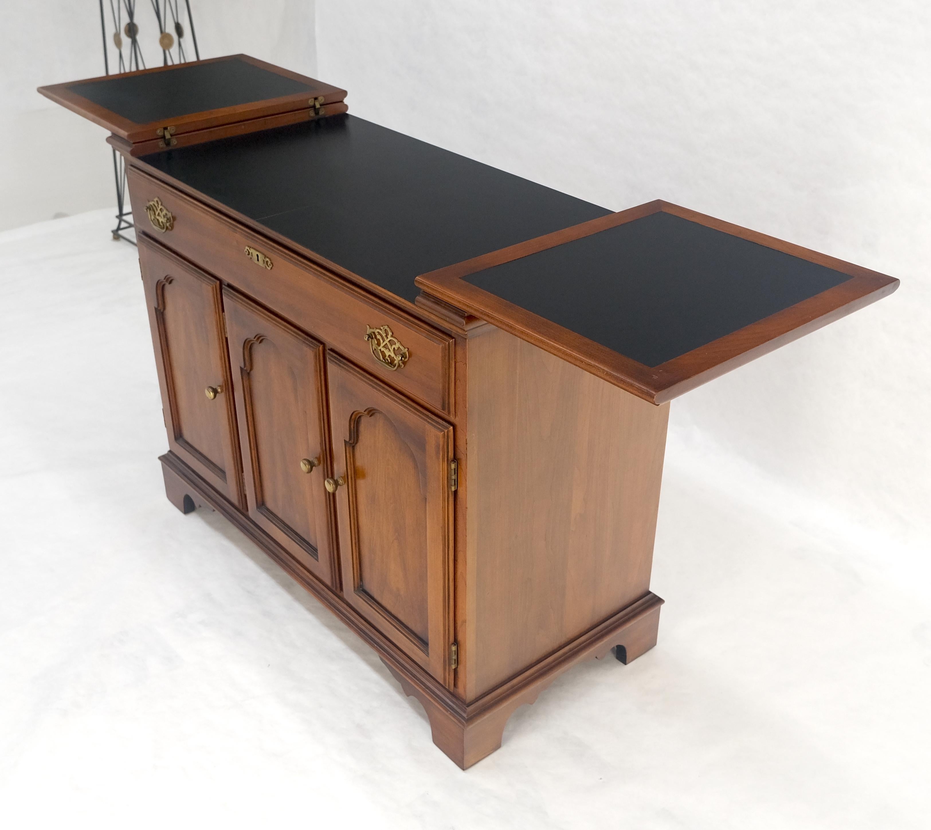 Flip Top Banded One Drawer Raised Panel Cherry 3 Door Liquor Cabinet Server MINT For Sale 8