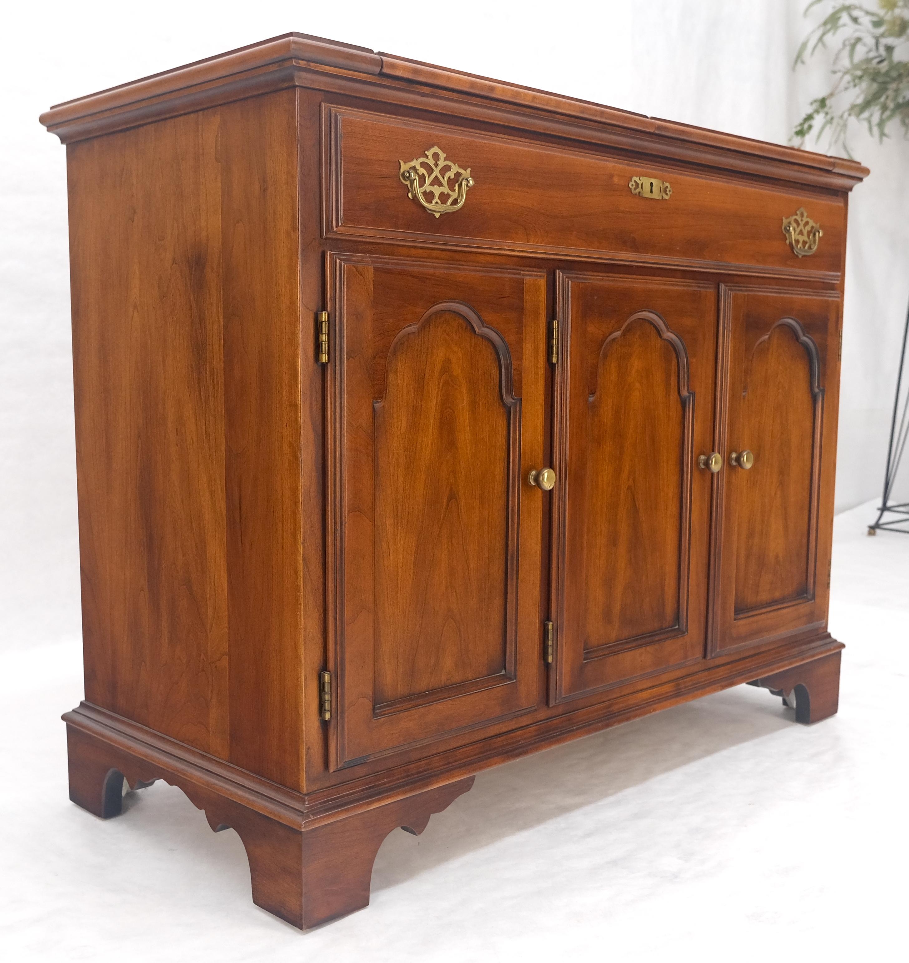 Flip Top Banded One Drawer Raised Panel Cherry 3 Door Liquor Cabinet Server MINT For Sale 12