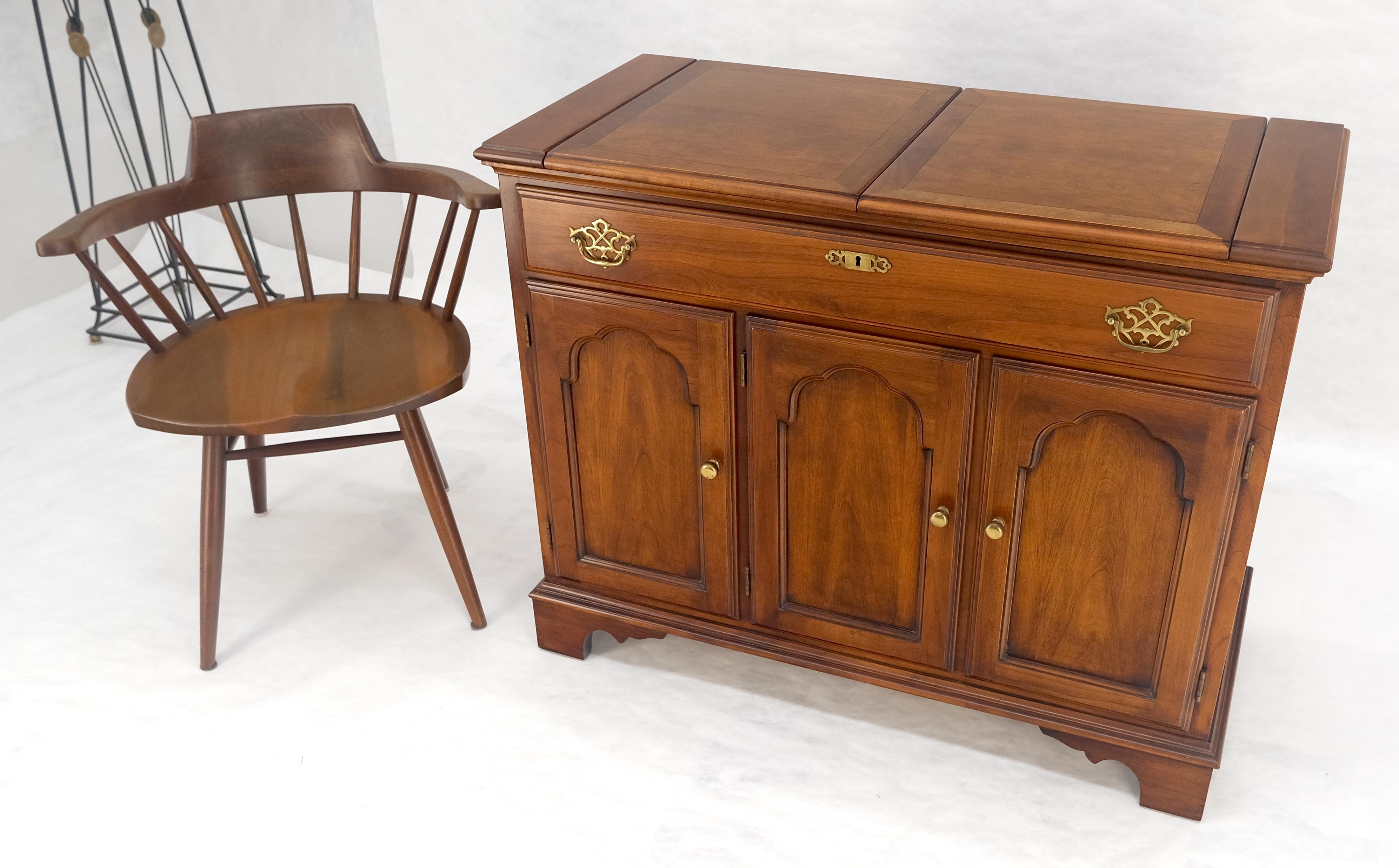 Flip Top Banded One Drawer Raised Panel Cherry 3 Door Liquor Cabinet Server MINT For Sale 2