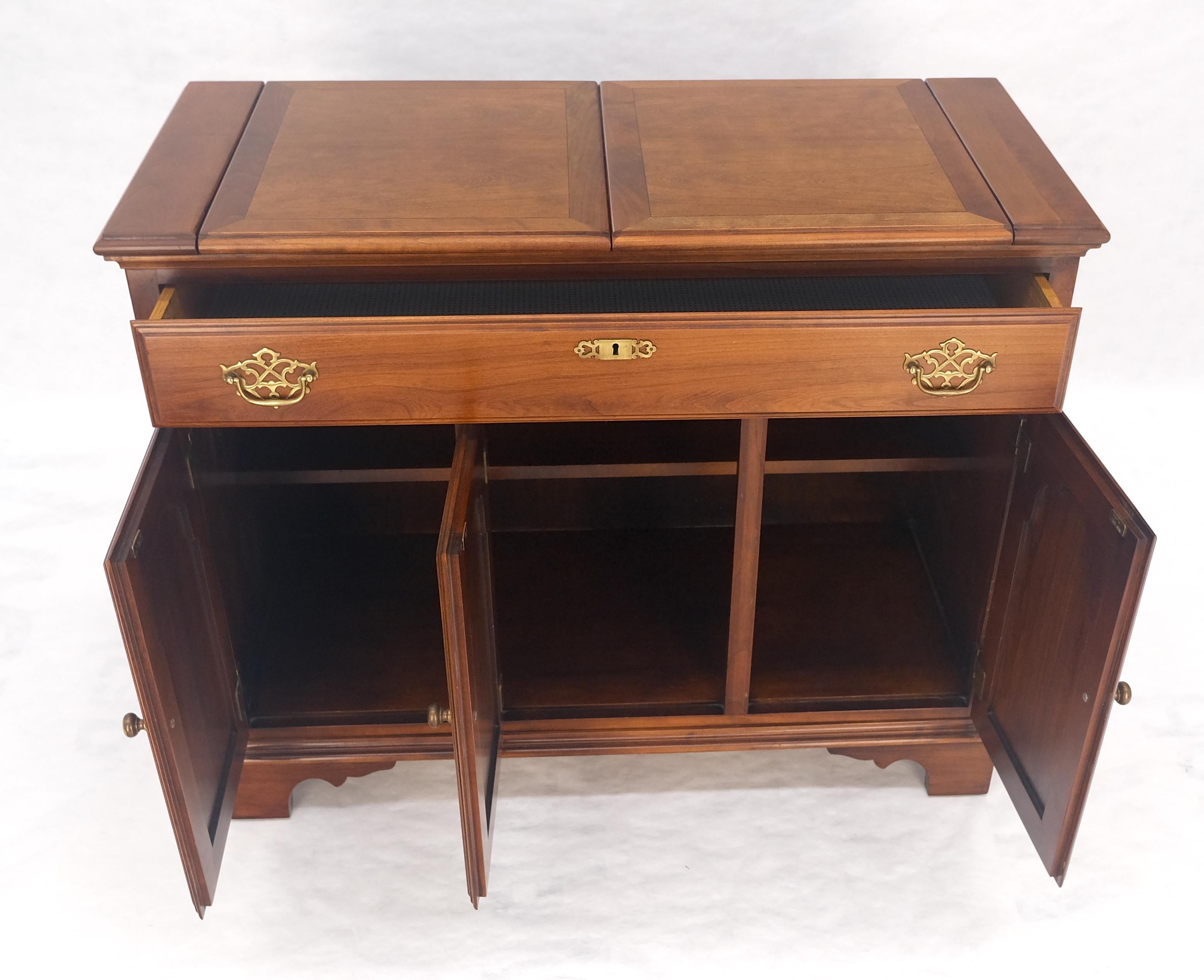 Flip Top Banded One Drawer Raised Panel Cherry 3 Door Liquor Cabinet Server MINT For Sale 3