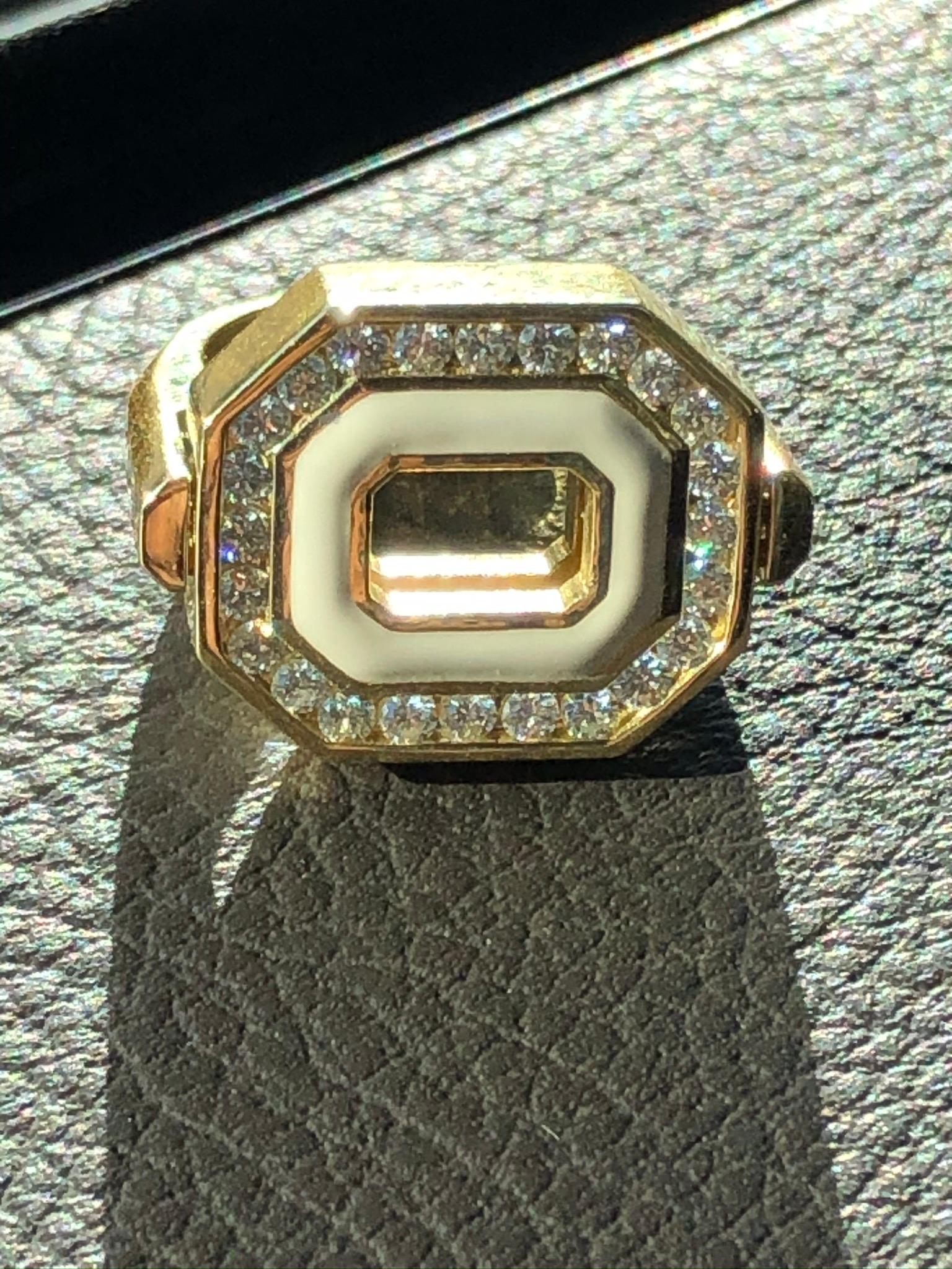 Flip Top Diamant-, Smaragd- und Emaille-Ring aus 18 Karat Gelbgold (Moderne) im Angebot