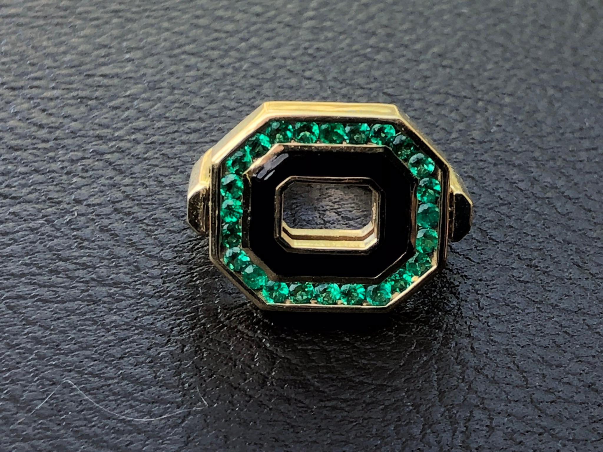 Flip Top Diamant-, Smaragd- und Emaille-Ring aus 18 Karat Gelbgold (Rundschliff) im Angebot