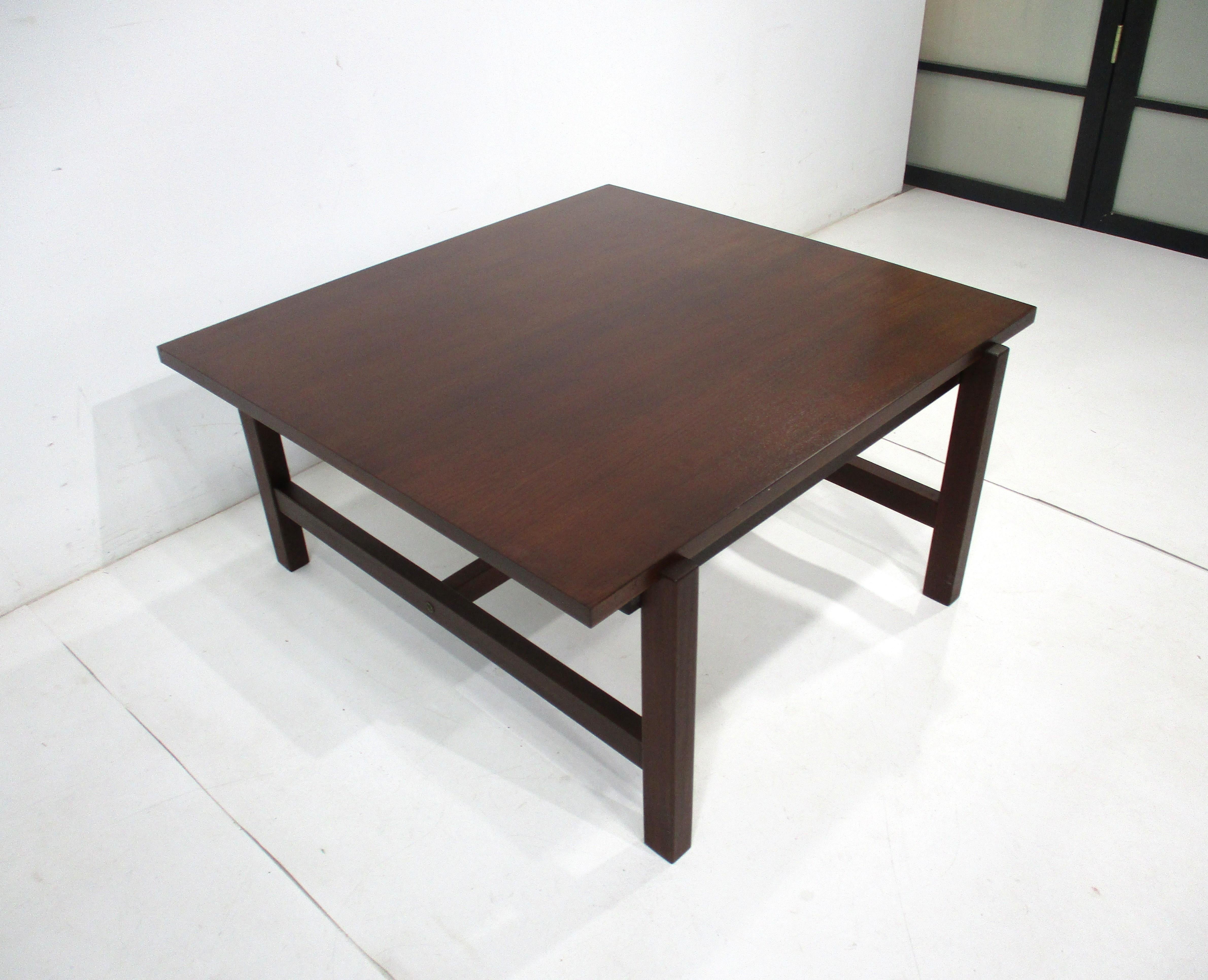 20ième siècle Table basse danoise Yngve Ekstrom pour Swedese Pastoe Suède en vente