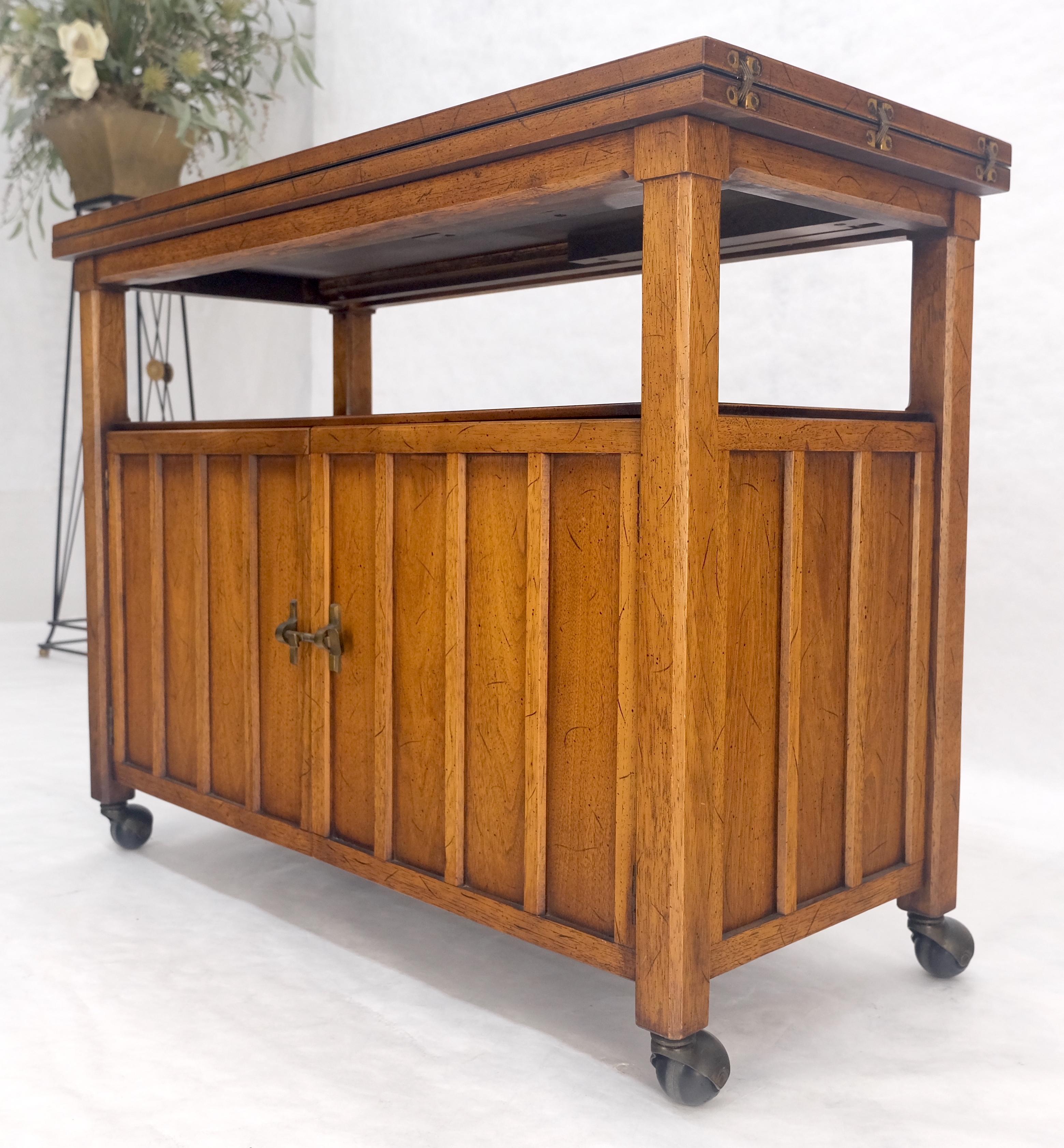 Flip Top Mid  Carrello da portata moderno a due ante con scomparto su ruote MINT in vendita 3