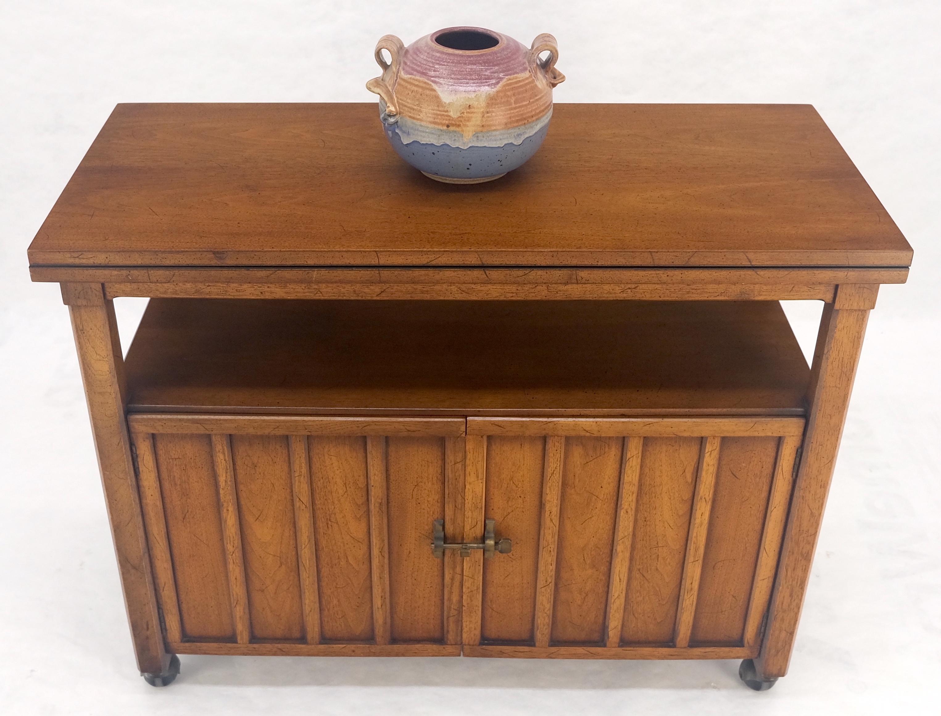 Legno di alberi da frutto Flip Top Mid  Carrello da portata moderno a due ante con scomparto su ruote MINT in vendita
