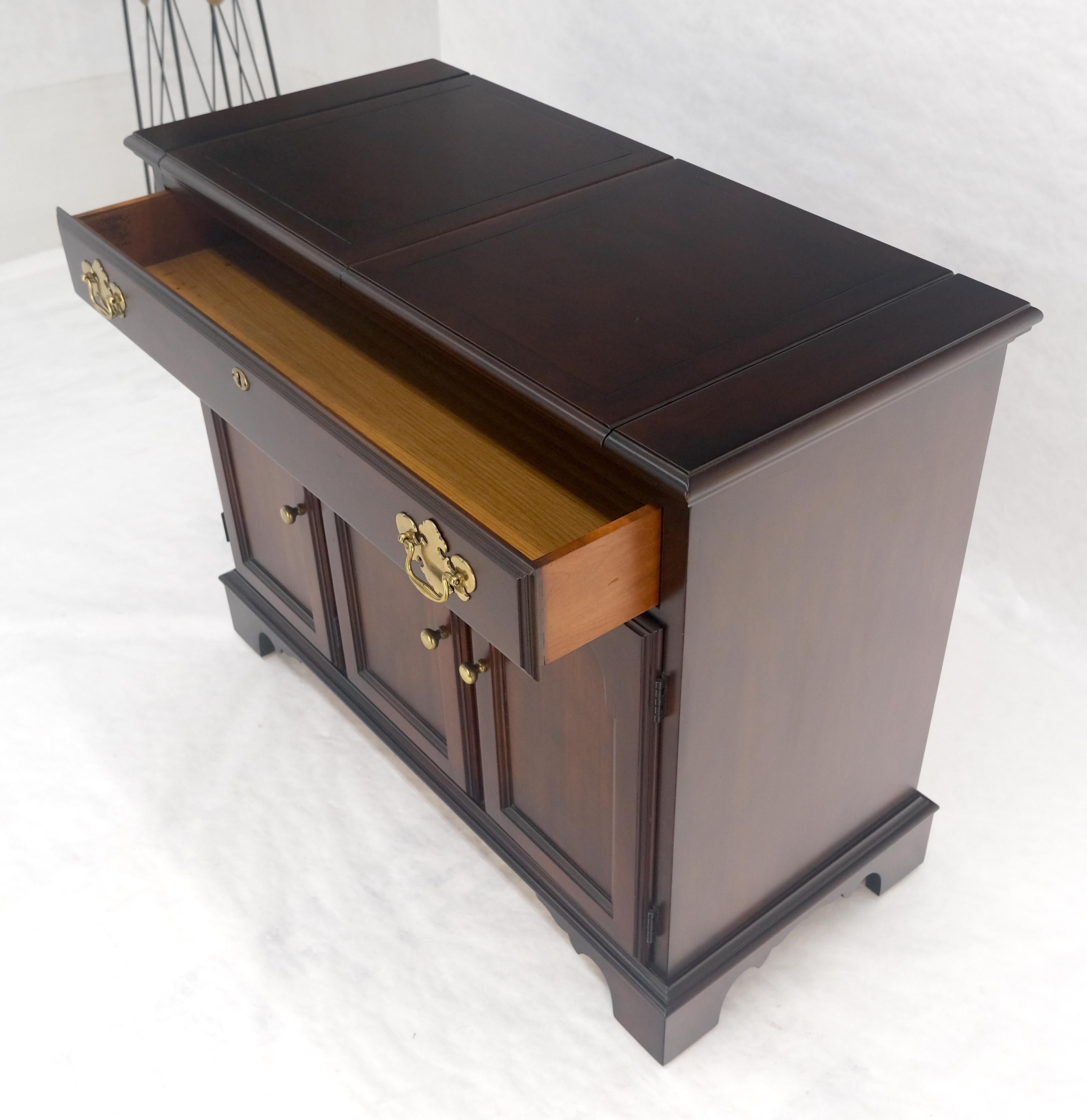 Meuble de bar de service à abattant en cerisier massif Pieds à crémaillère MINT en vente 3