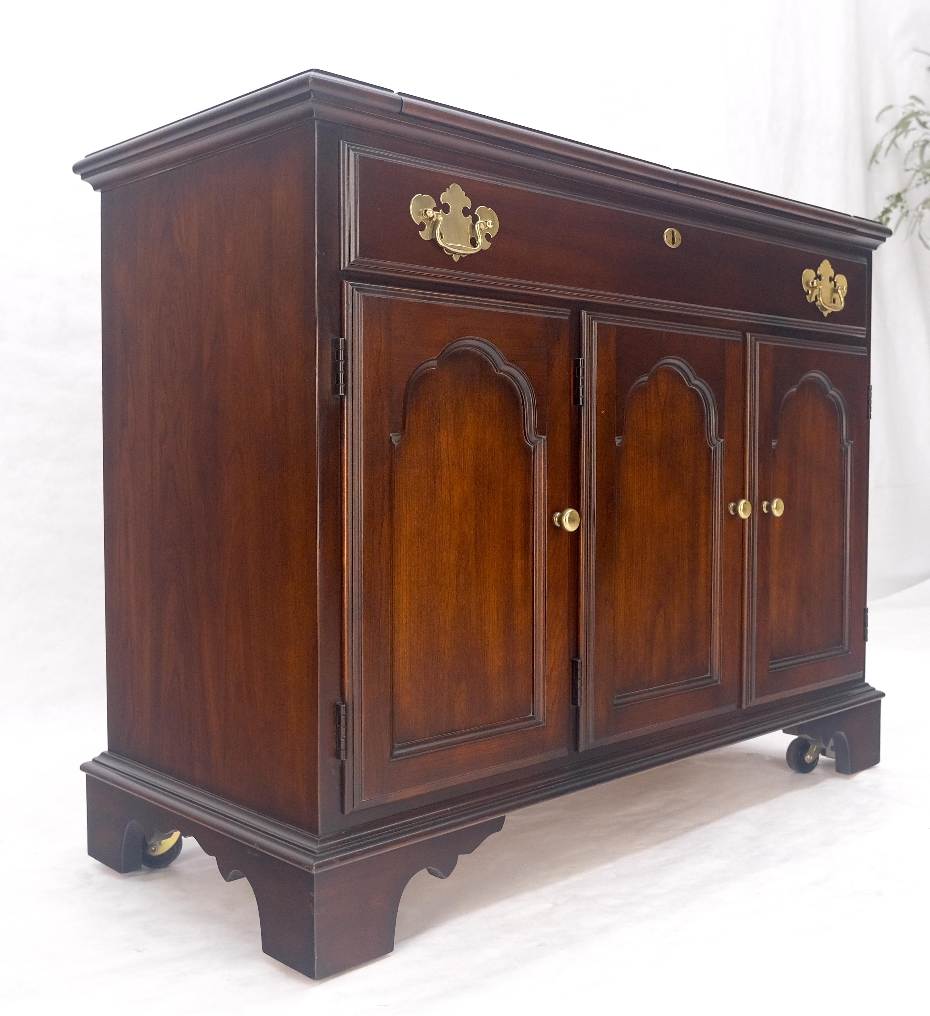 Meuble de bar de service à abattant en cerisier massif Pieds à crémaillère MINT en vente 6